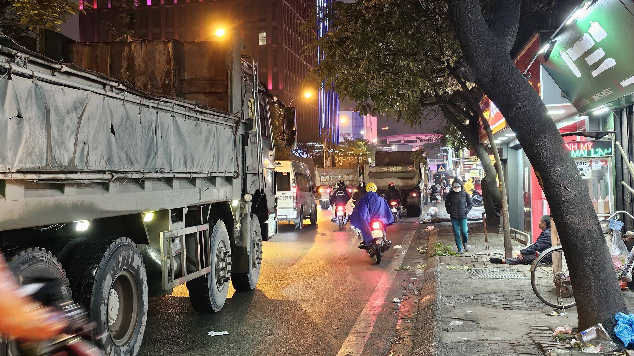 H&agrave; Nội: Xe nghi chở qu&aacute; tải ngang nhi&ecirc;n chạy giờ cấm, vượt mặt trụ sở Đội CSGT- Ảnh 1.