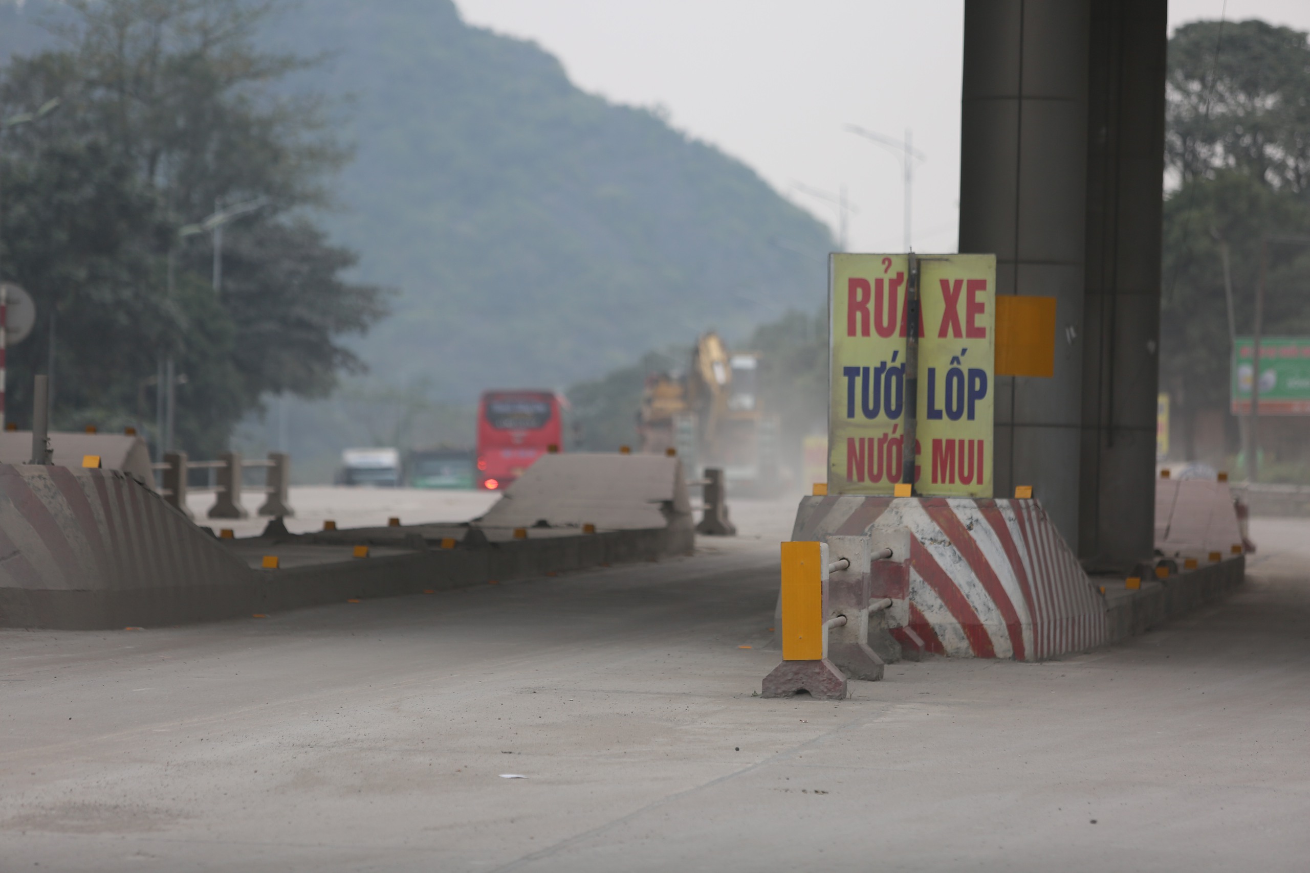 V&igrave; sao chưa th&aacute;o dỡ trạm thu ph&iacute; tr&ecirc;n QL1 Thanh Ho&aacute;?- Ảnh 2.