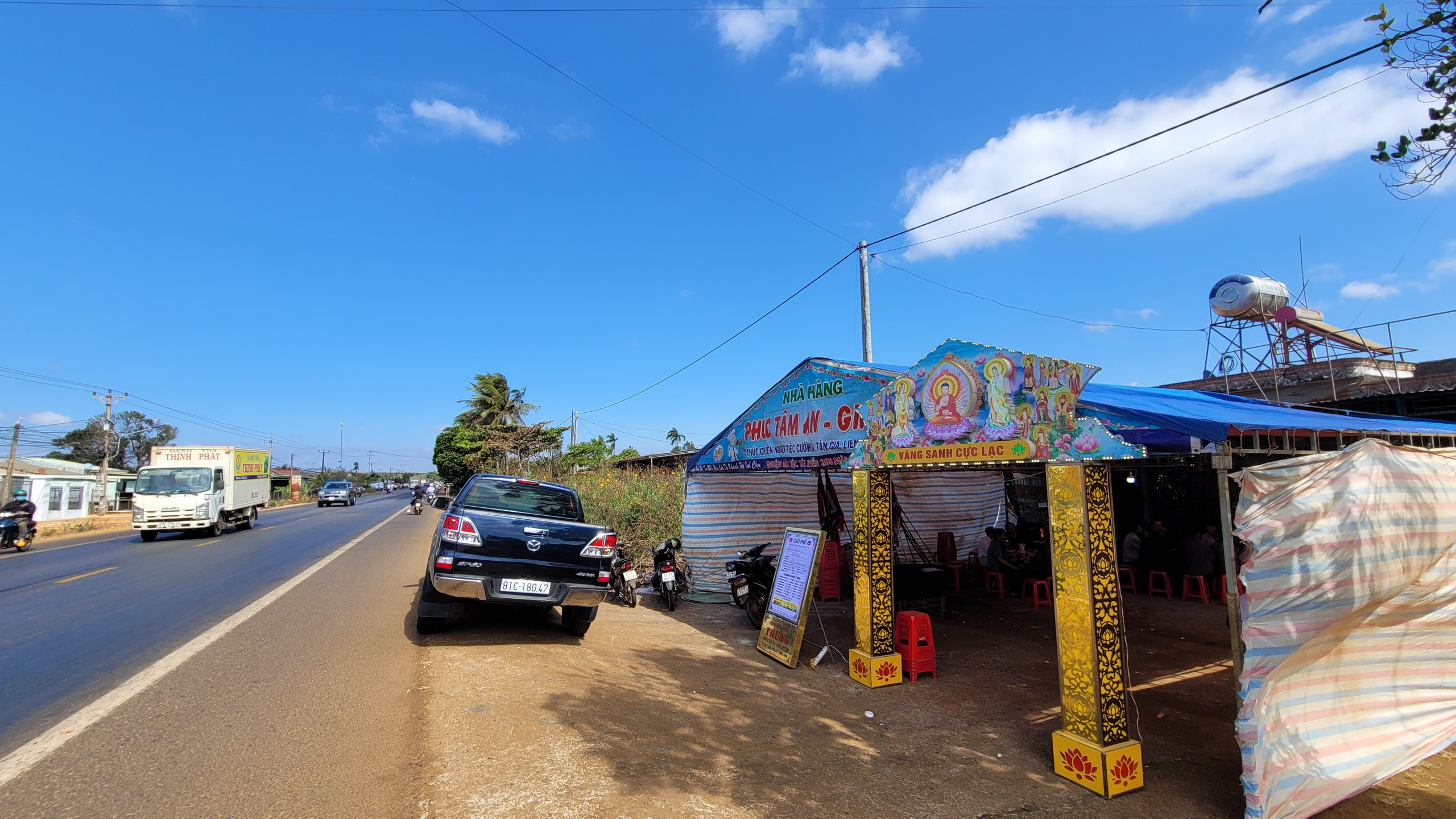 Vụ tai nạn chết người tr&ecirc;n quốc lộ: Rạp cưới lấn chiến h&agrave;nh lang ATGT- Ảnh 2.