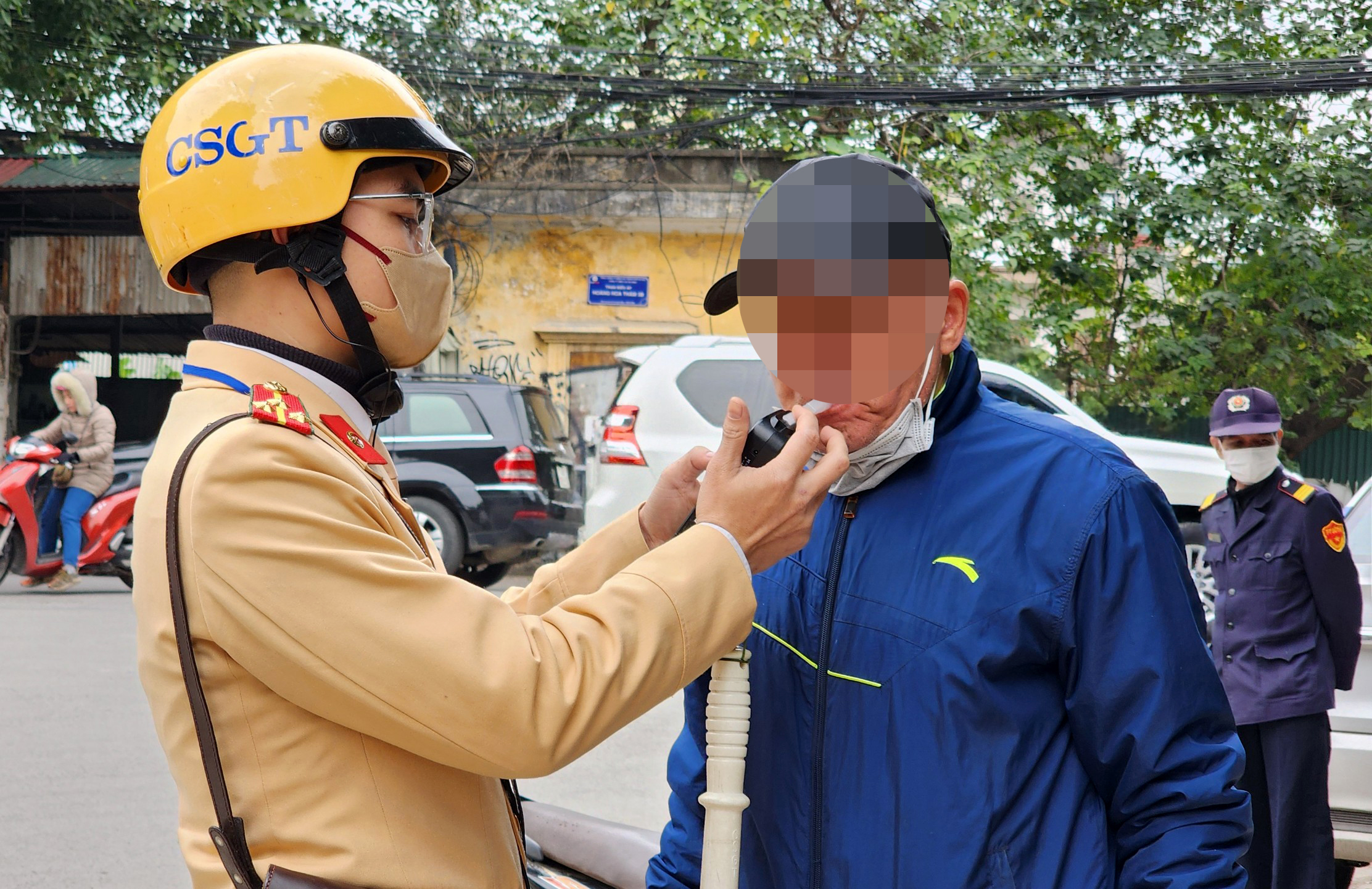 Uống rượu, bia sau bao lâu thì lái xe không bị xử phạt nồng độ cồn?- Ảnh 2. Uống rượu, bia sau bao lâu thì lái xe không bị xử phạt nồng độ cồn?- Ảnh 2.