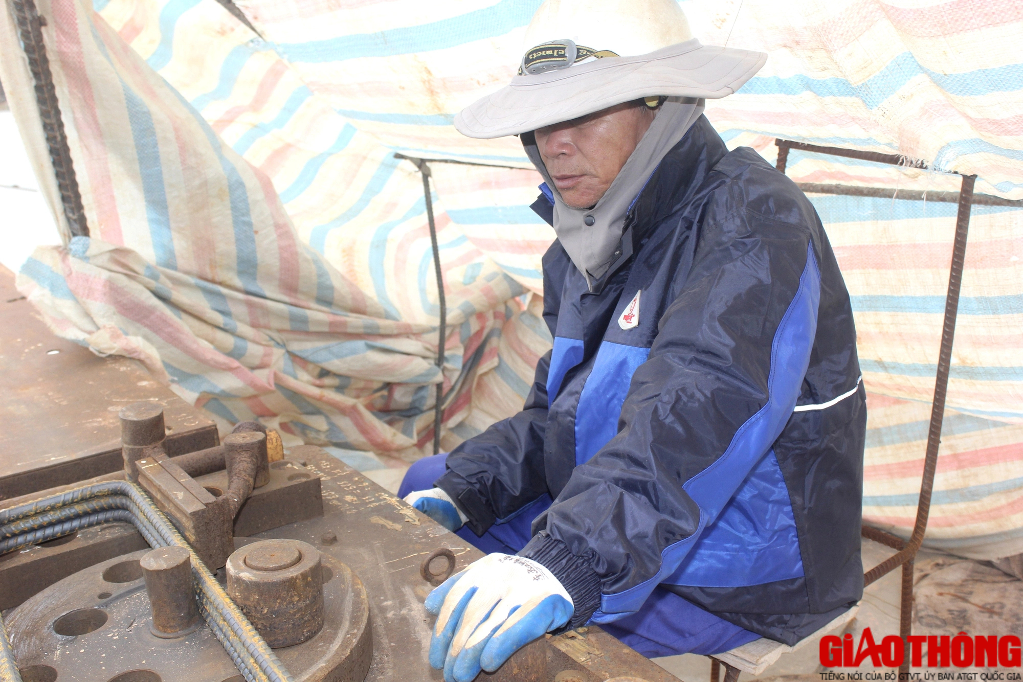 Đốt lửa, dựng lều tr&aacute;nh r&eacute;t l&agrave;m cao tốc Bắc - Nam những ng&agrave;y cuối năm- Ảnh 2.