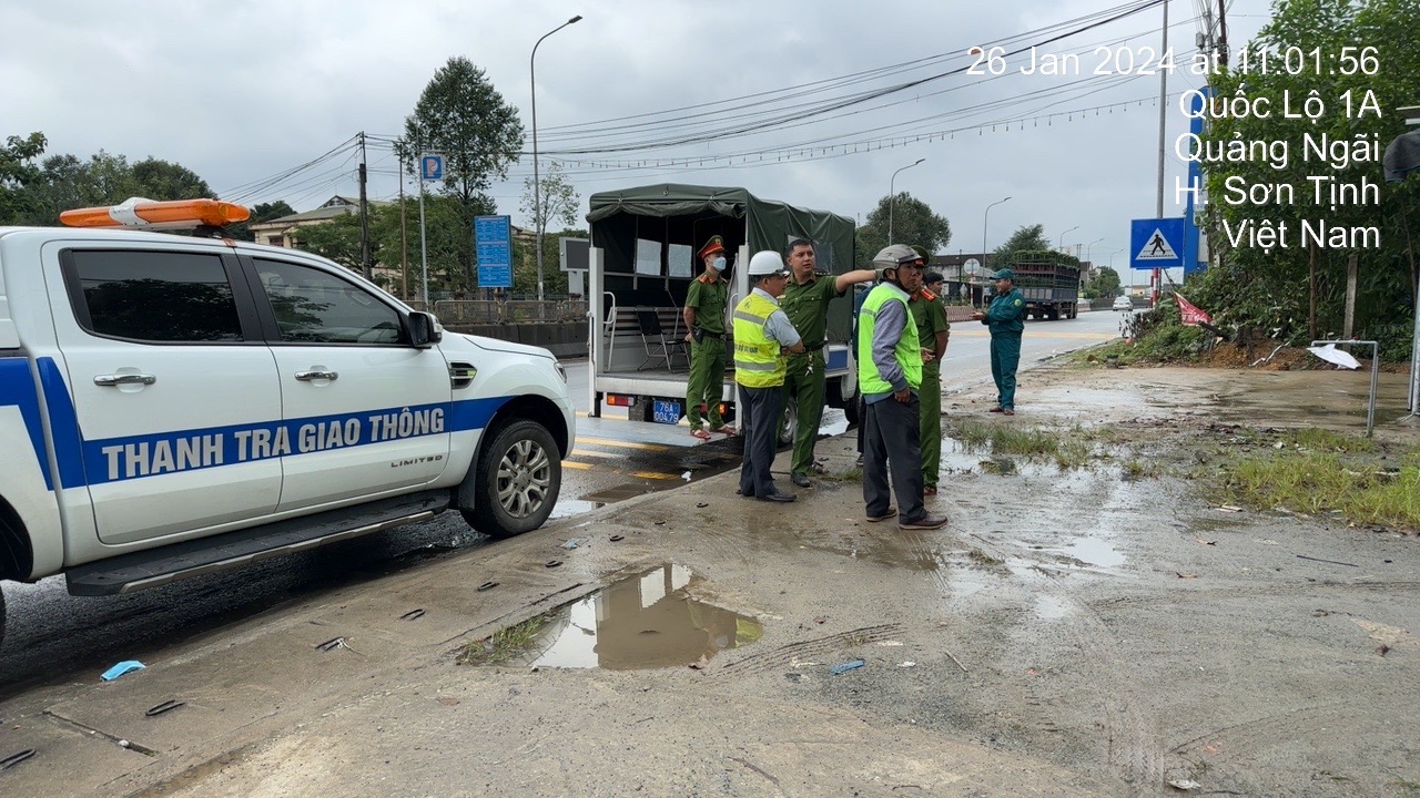 Tháo dỡ hàng trăm lều quán, biển hiệu lấn chiếm hành lang QL1A- Ảnh 3. Tháo dỡ hàng trăm lều quán, biển hiệu lấn chiếm hành lang QL1A- Ảnh 3.
