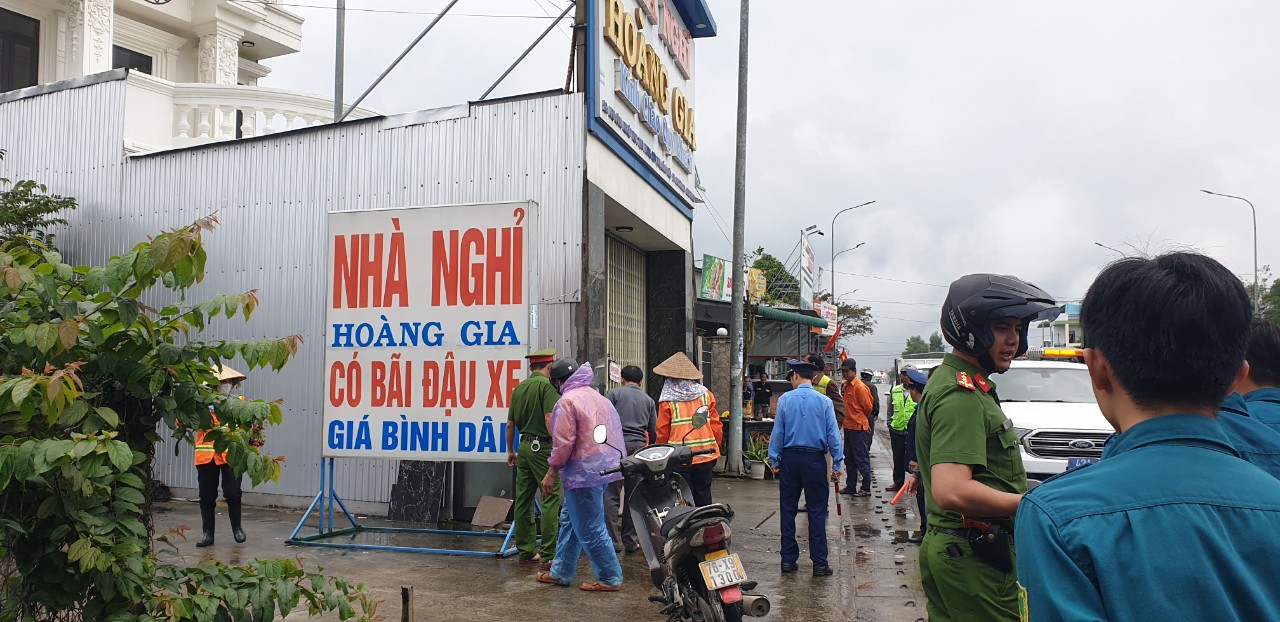 Tháo dỡ hàng trăm lều quán, biển hiệu lấn chiếm hành lang QL1A- Ảnh 6. Tháo dỡ hàng trăm lều quán, biển hiệu lấn chiếm hành lang QL1A- Ảnh 6.