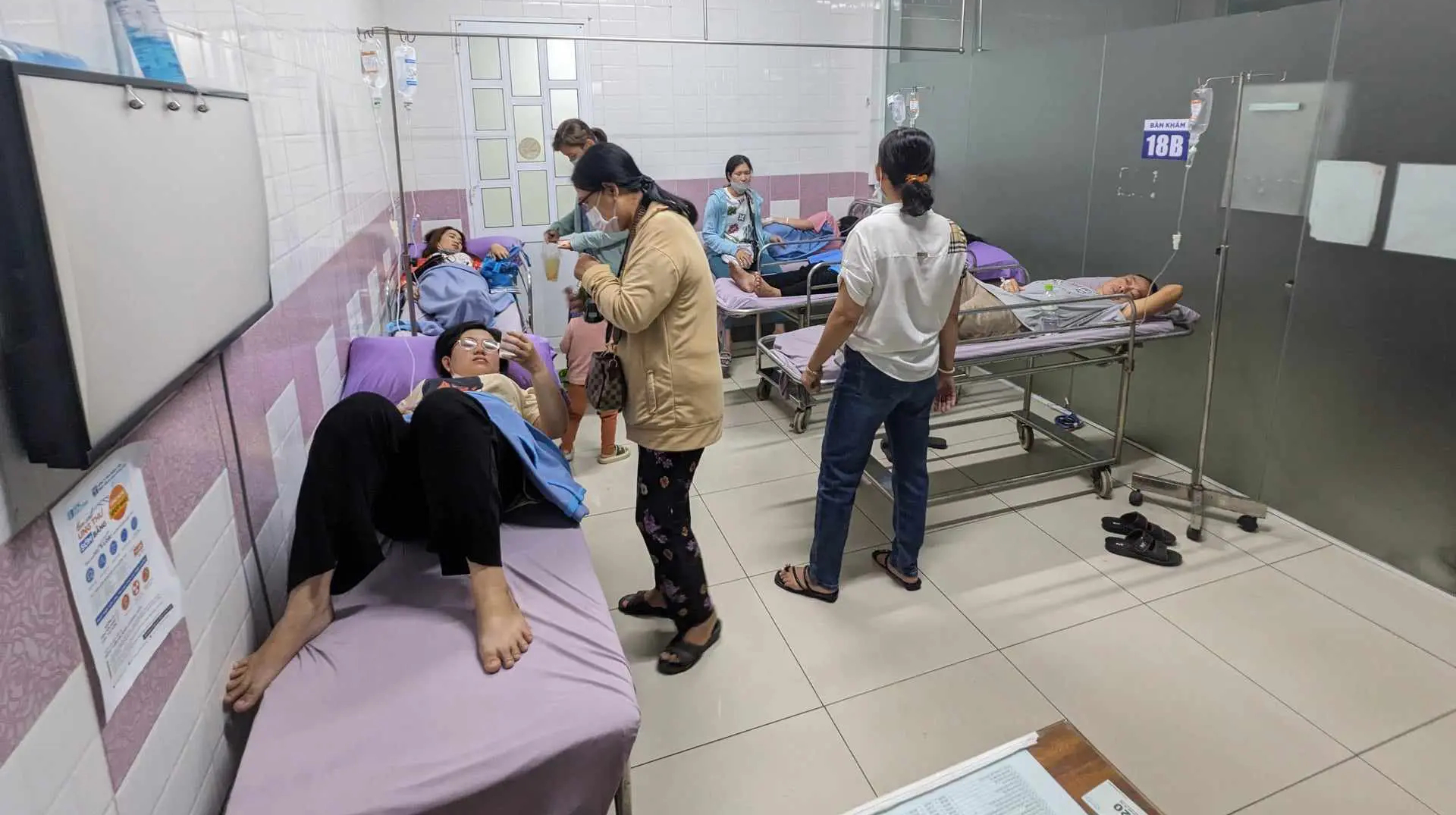 Diễn biến mới vụ nghi ngộ độc b&aacute;nh m&igrave; ở S&oacute;c Trăng: Đ&atilde; c&oacute; 49 người nhập viện- Ảnh 1.