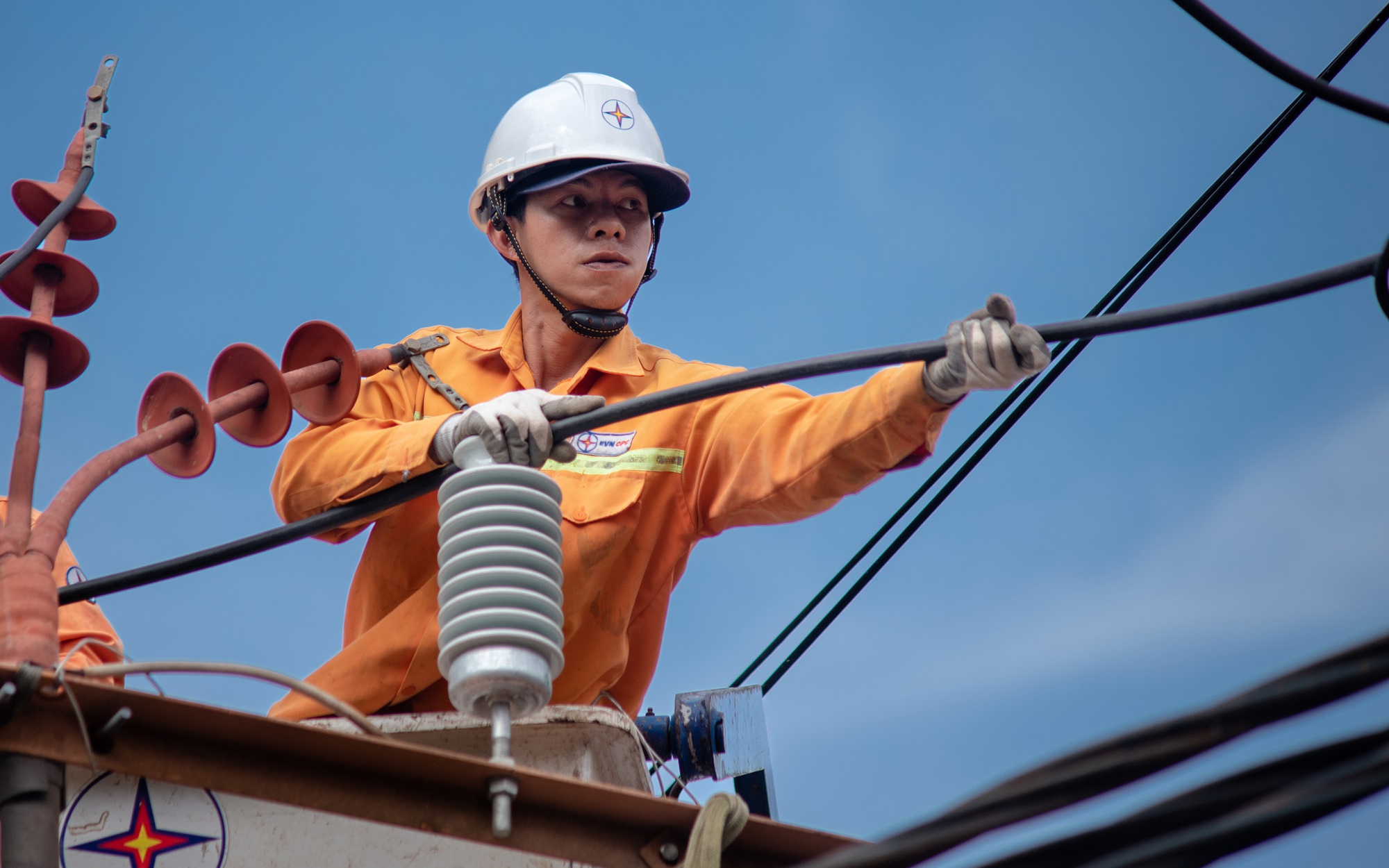 EVN lỗ gần 38.000 tỷ đồng trong 2 năm, Bộ C&ocirc;ng thương đề nghị tăng gi&aacute; điện