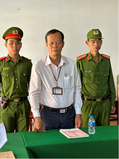 Thêm một bị can liên quan sai phạm tại cụm dân cư vượt lũ Cây Dương bị bắt- Ảnh 1. Thêm một bị can liên quan sai phạm tại cụm dân cư vượt lũ Cây Dương bị bắt- Ảnh 1.