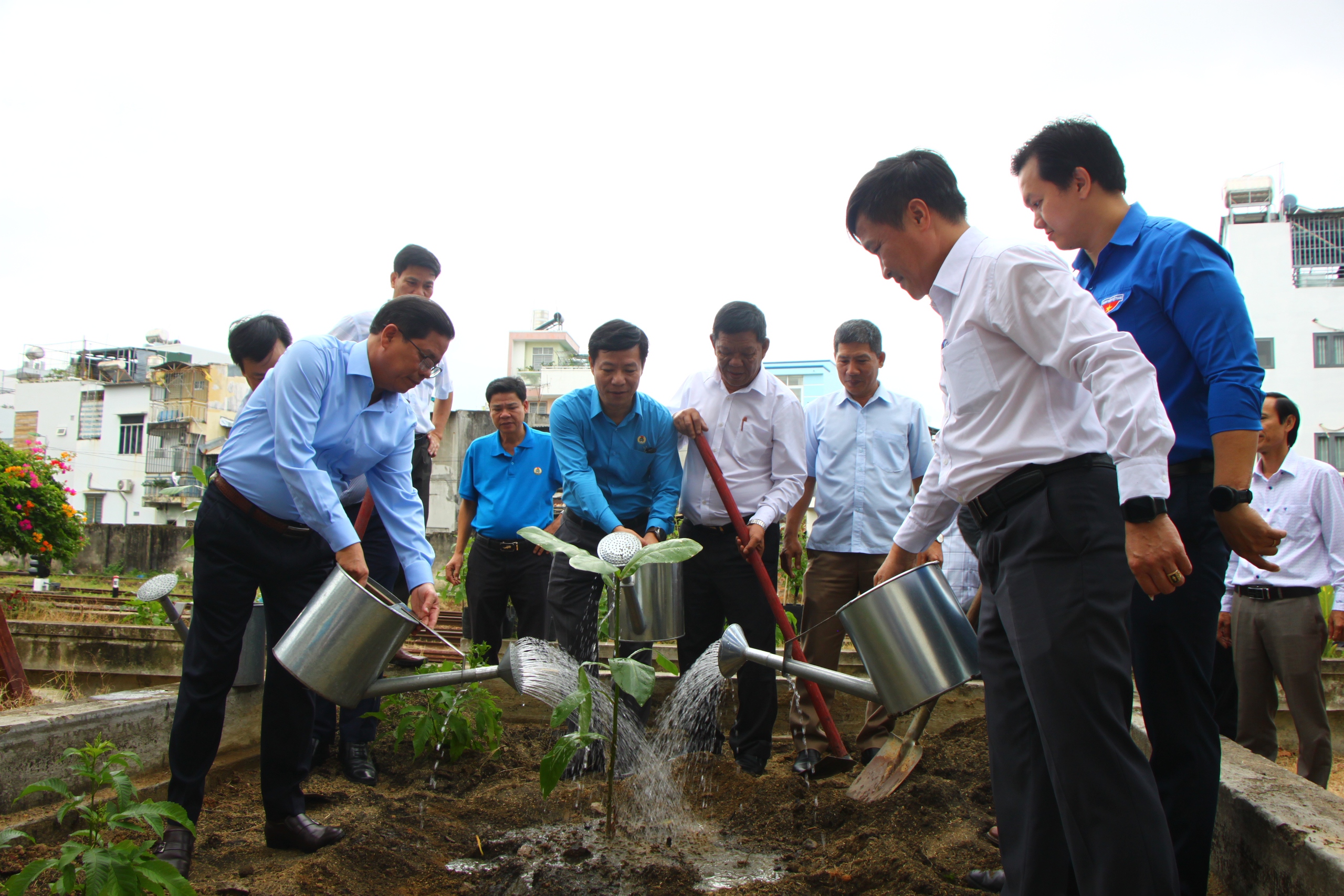 Phong tr&agrave;o &ldquo;Đường t&agrave;u - Đường hoa&rdquo; kết nối &ldquo;Sắc xanh một dải xứ Trầm&rdquo;- Ảnh 1.