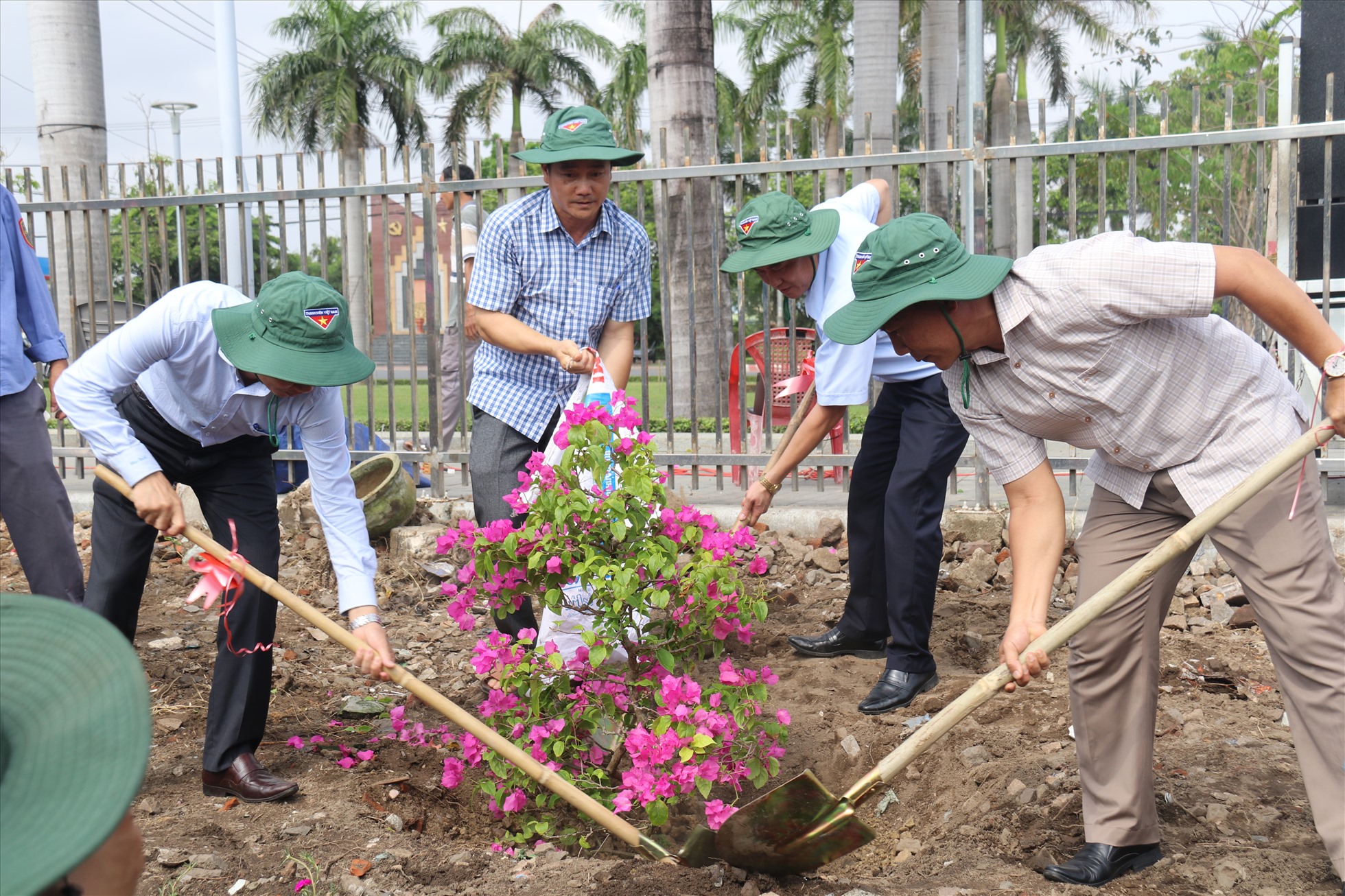 Phong tr&agrave;o &ldquo;Đường t&agrave;u - Đường hoa&rdquo; kết nối &ldquo;Sắc xanh một dải xứ Trầm&rdquo;- Ảnh 2.