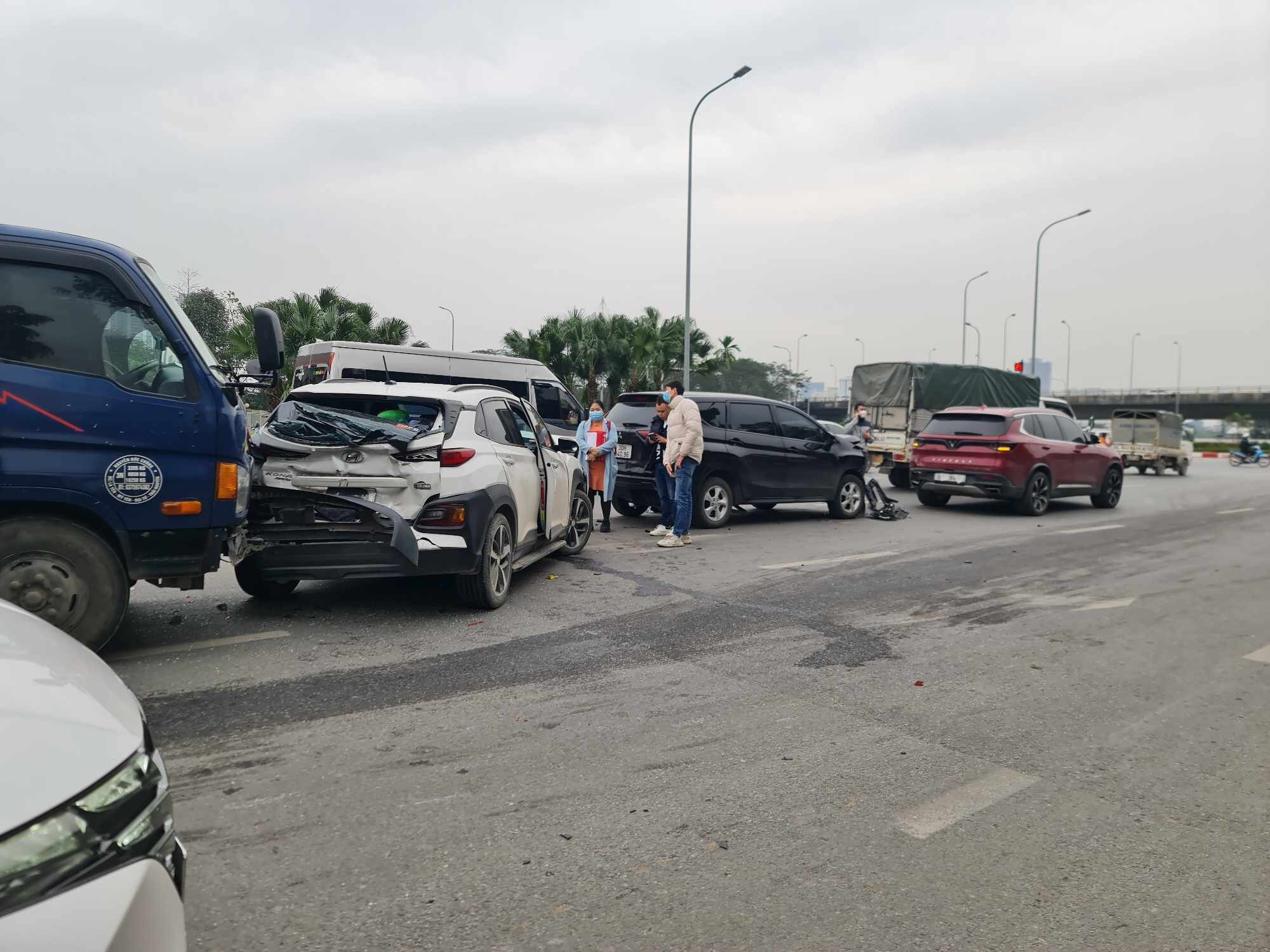 Hà Nội: Tai nạn liên hoàn khiến 6 ô tô hư hỏng nặng- Ảnh 1. Hà Nội: Tai nạn liên hoàn khiến 6 ô tô hư hỏng nặng- Ảnh 1.