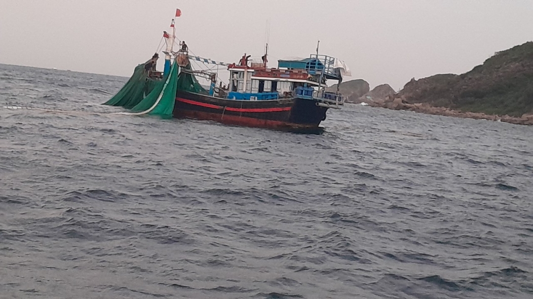 Hai t&agrave;u c&aacute; ở Kh&aacute;nh H&ograve;a bị phạt 350 triệu v&igrave; đ&aacute;nh bắt trong v&ugrave;ng biển cấm- Ảnh 1.