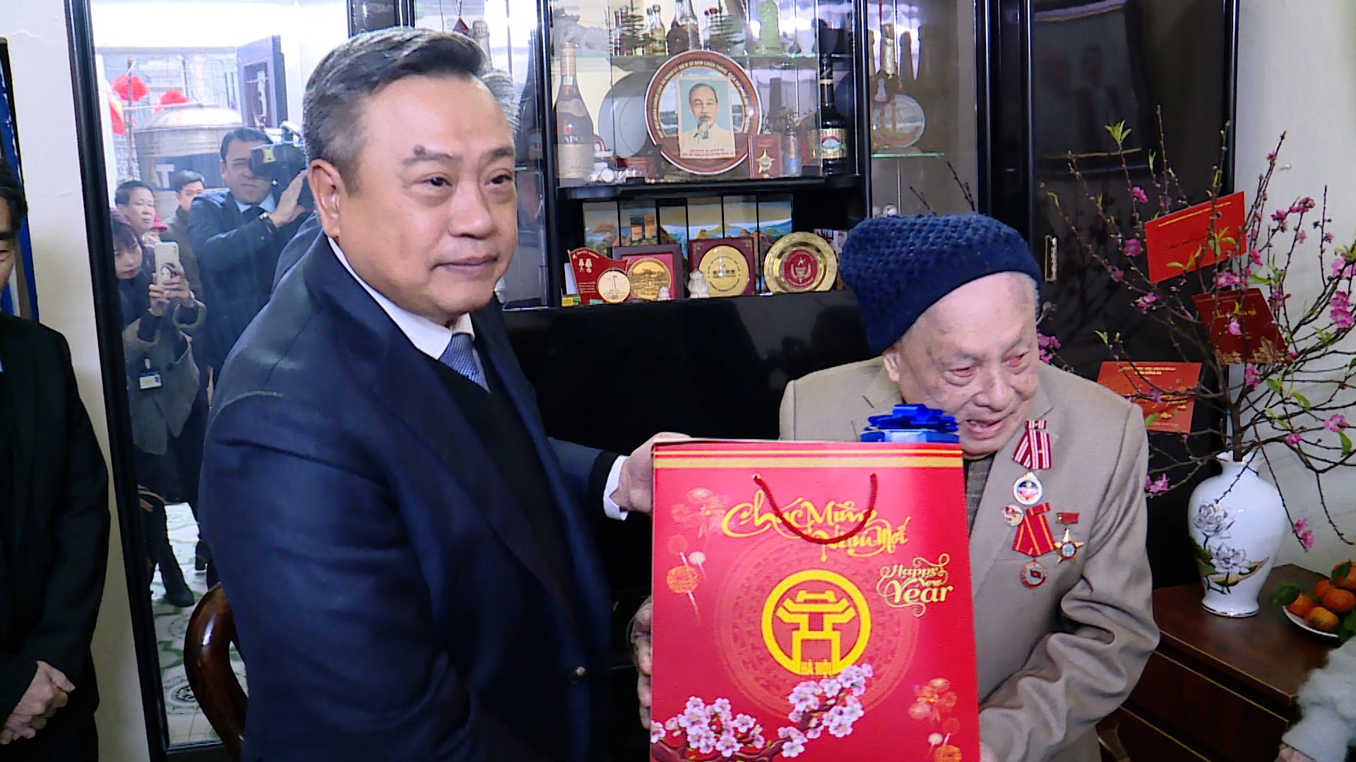 Chủ tịch H&agrave; Nội Trần Sỹ Thanh thăm, ch&uacute;c Tết người c&oacute; c&ocirc;ng v&agrave; gia đ&igrave;nh ch&iacute;nh s&aacute;ch- Ảnh 2.