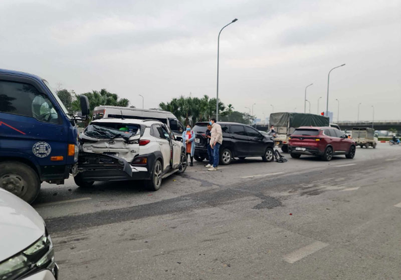 Hiện trường vụ tai nạn li&ecirc;n ho&agrave;n khiến 6 &ocirc; t&ocirc; hư hỏng nặng ở TP H&agrave; Nội.