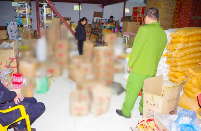 Bắt 5 đối tượng sản xuất, bu&ocirc;n b&aacute;n hơn 2,7 tấn m&igrave; ch&iacute;nh giả ở Tuy&ecirc;n Quang- Ảnh 3.