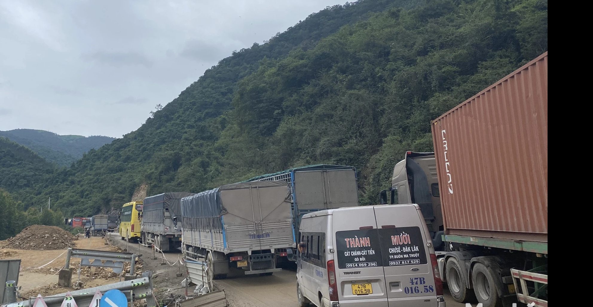 Lật xe khiến đèo An Khê tiếp tục ách tắc giao thông- Ảnh 2. Lật xe khiến đèo An Khê tiếp tục ách tắc giao thông- Ảnh 2.