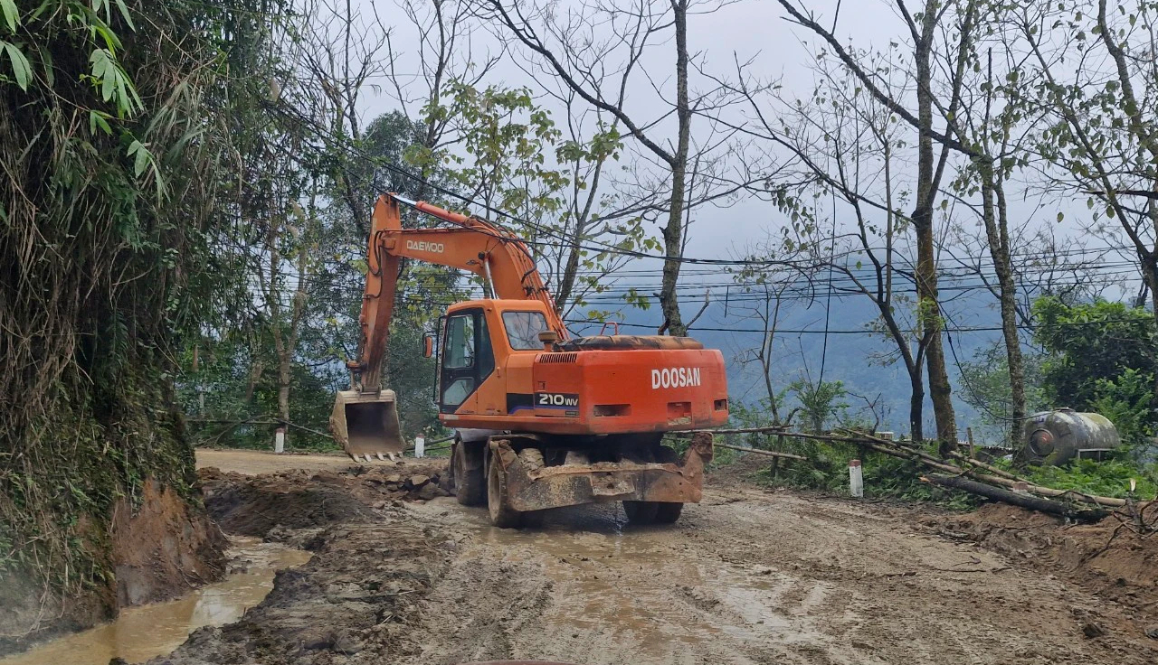 Nhà thầu sửa đường, chấn chỉnh xe hết đăng kiểm sau phản ánh của Báo Giao thông- Ảnh 1. Nhà thầu sửa đường, chấn chỉnh xe hết đăng kiểm sau phản ánh của Báo Giao thông- Ảnh 1.