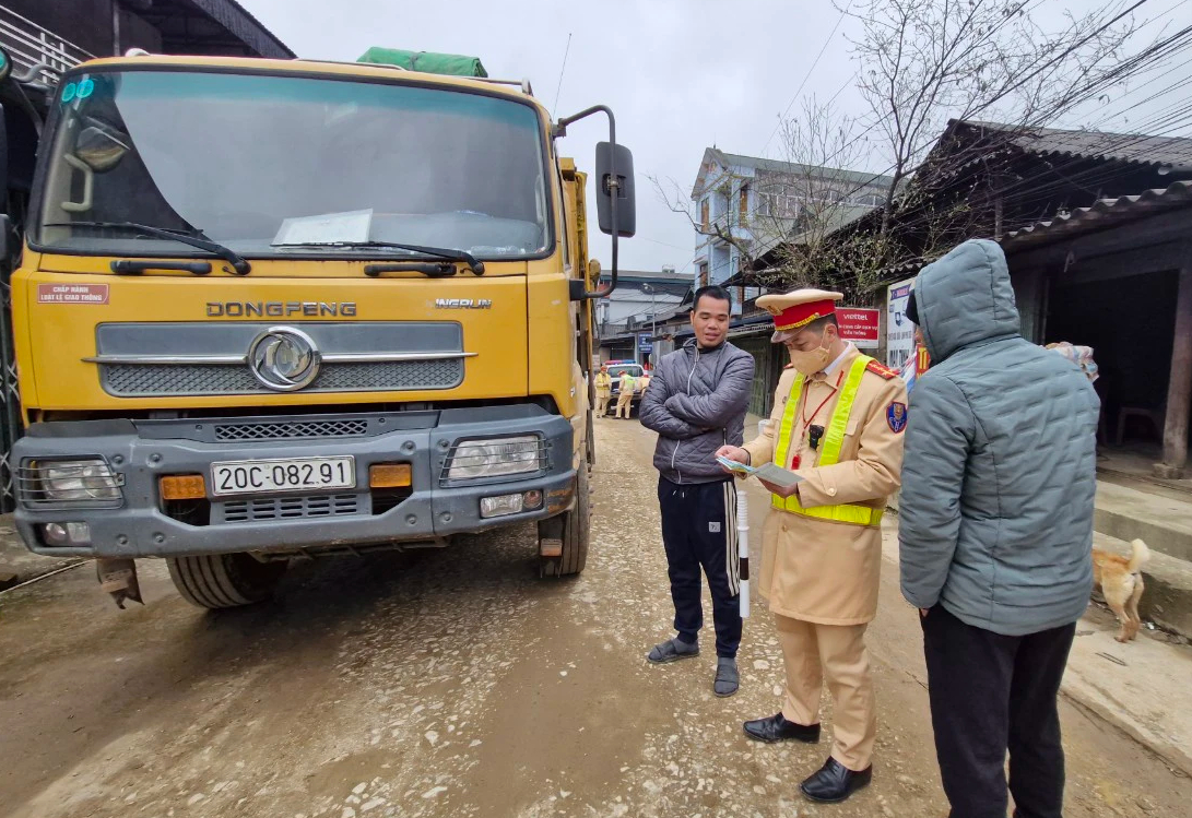 Nhà thầu sửa đường, chấn chỉnh xe hết đăng kiểm sau phản ánh của Báo Giao thông- Ảnh 3. Nhà thầu sửa đường, chấn chỉnh xe hết đăng kiểm sau phản ánh của Báo Giao thông- Ảnh 3.