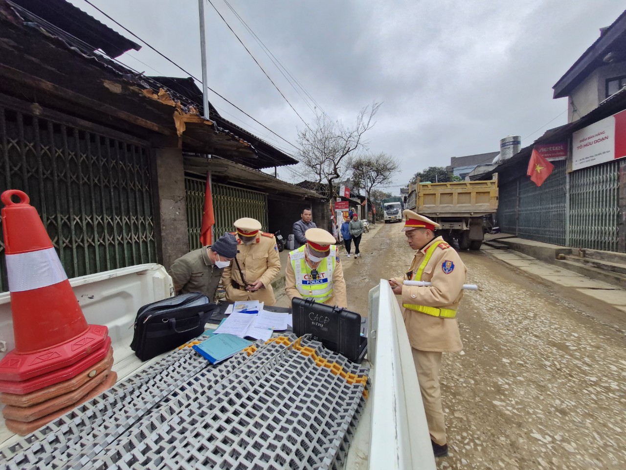 Nhà thầu sửa đường, chấn chỉnh xe hết đăng kiểm sau phản ánh của Báo Giao thông- Ảnh 4. Nhà thầu sửa đường, chấn chỉnh xe hết đăng kiểm sau phản ánh của Báo Giao thông- Ảnh 4.