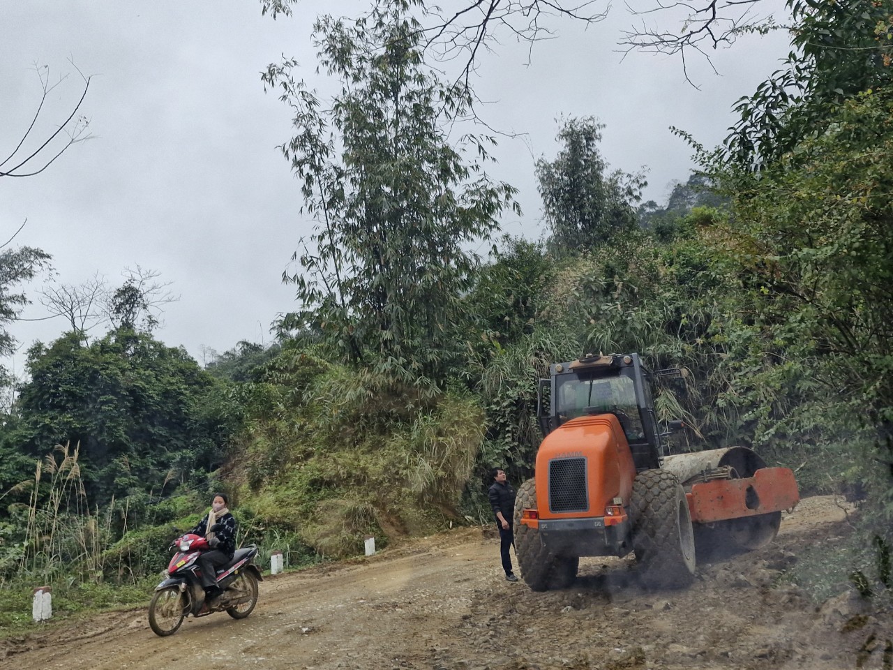 Nhà thầu sửa đường, chấn chỉnh xe hết đăng kiểm sau phản ánh của Báo Giao thông- Ảnh 2. Nhà thầu sửa đường, chấn chỉnh xe hết đăng kiểm sau phản ánh của Báo Giao thông- Ảnh 2.