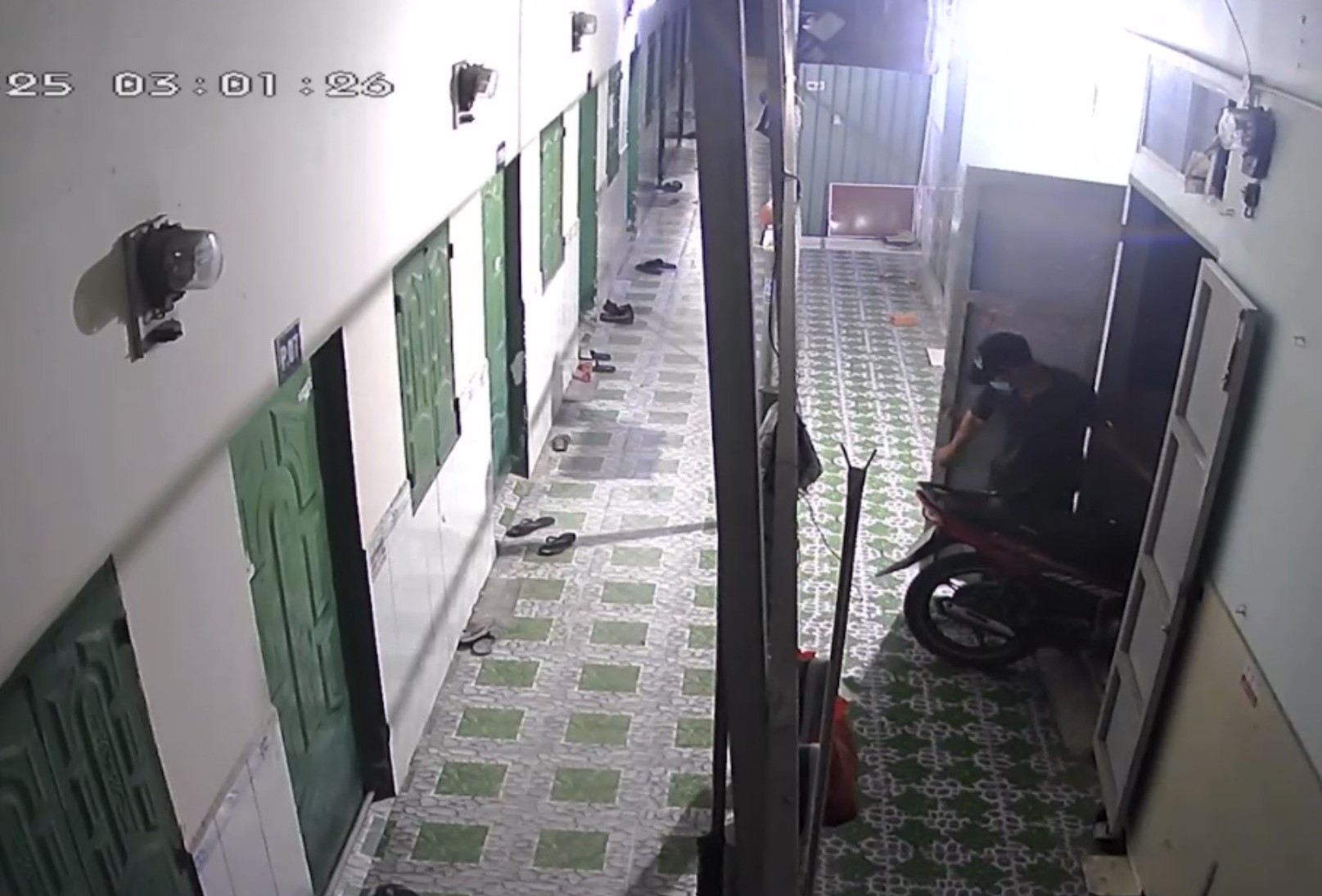 Đang điều tra, truy bắt nhóm đối tượng gây ra 3 vụ trộm 6 xe máy ở Bình Dương- Ảnh 3. Đang điều tra, truy bắt nhóm đối tượng gây ra 3 vụ trộm 6 xe máy ở Bình Dương- Ảnh 3.