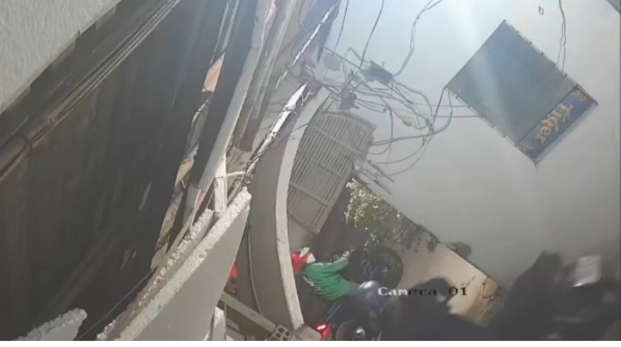 Hai t&ecirc;n trộm quay camera đi hướng kh&aacute;c, cuỗm 4 xe m&aacute;y trong đ&ecirc;m- Ảnh 2.
