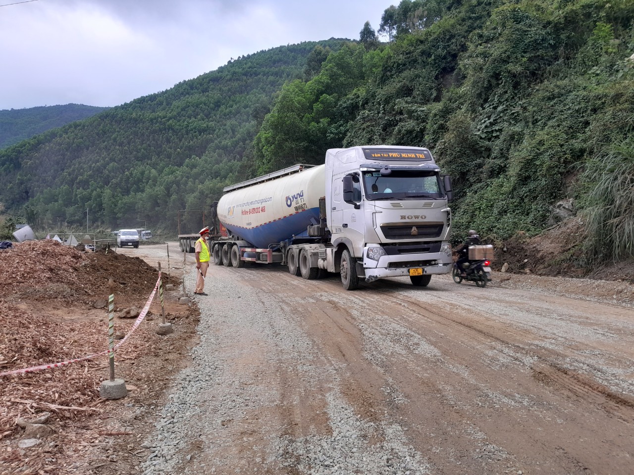 Khắc phục s&igrave;nh l&uacute;n, thảm đường đ&egrave;o An Kh&ecirc; sau loạt sự cố g&acirc;y &aacute;ch tắc giao th&ocirc;ng- Ảnh 4.