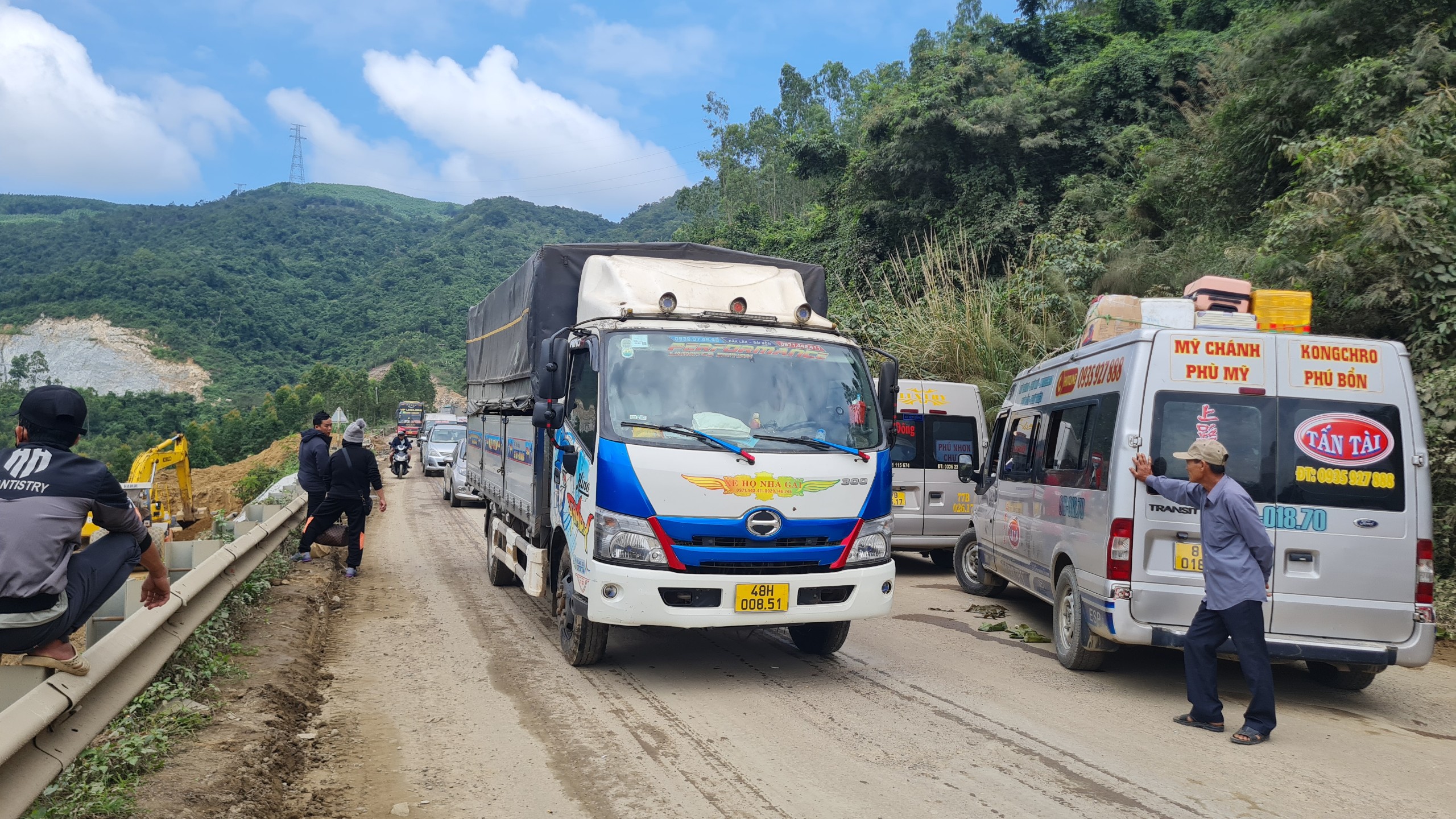 Khắc phục s&igrave;nh l&uacute;n, thảm đường đ&egrave;o An Kh&ecirc; sau loạt sự cố g&acirc;y &aacute;ch tắc giao th&ocirc;ng- Ảnh 7.