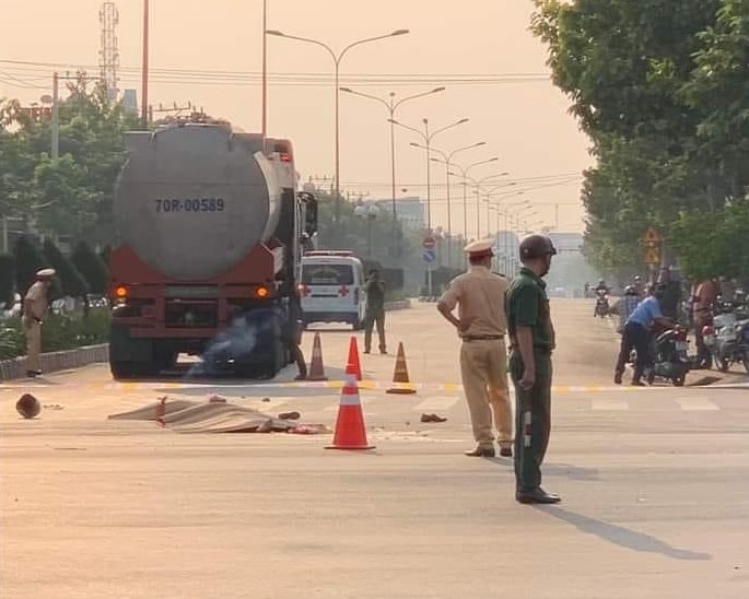 Xe bồn va chạm xe máy, đôi nam nữ bị cán tử vong thương tâm- Ảnh 1. Xe bồn va chạm xe máy, đôi nam nữ bị cán tử vong thương tâm- Ảnh 1.