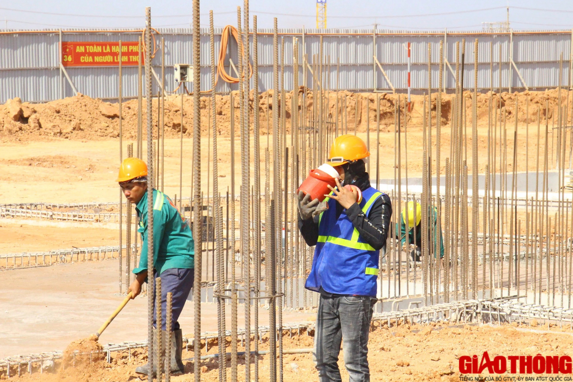 Kỹ sư, c&ocirc;ng nh&acirc;n phơi nắng, sẵn s&agrave;ng đ&oacute;n Tết ở s&acirc;n bay Long Th&agrave;nh- Ảnh 3.