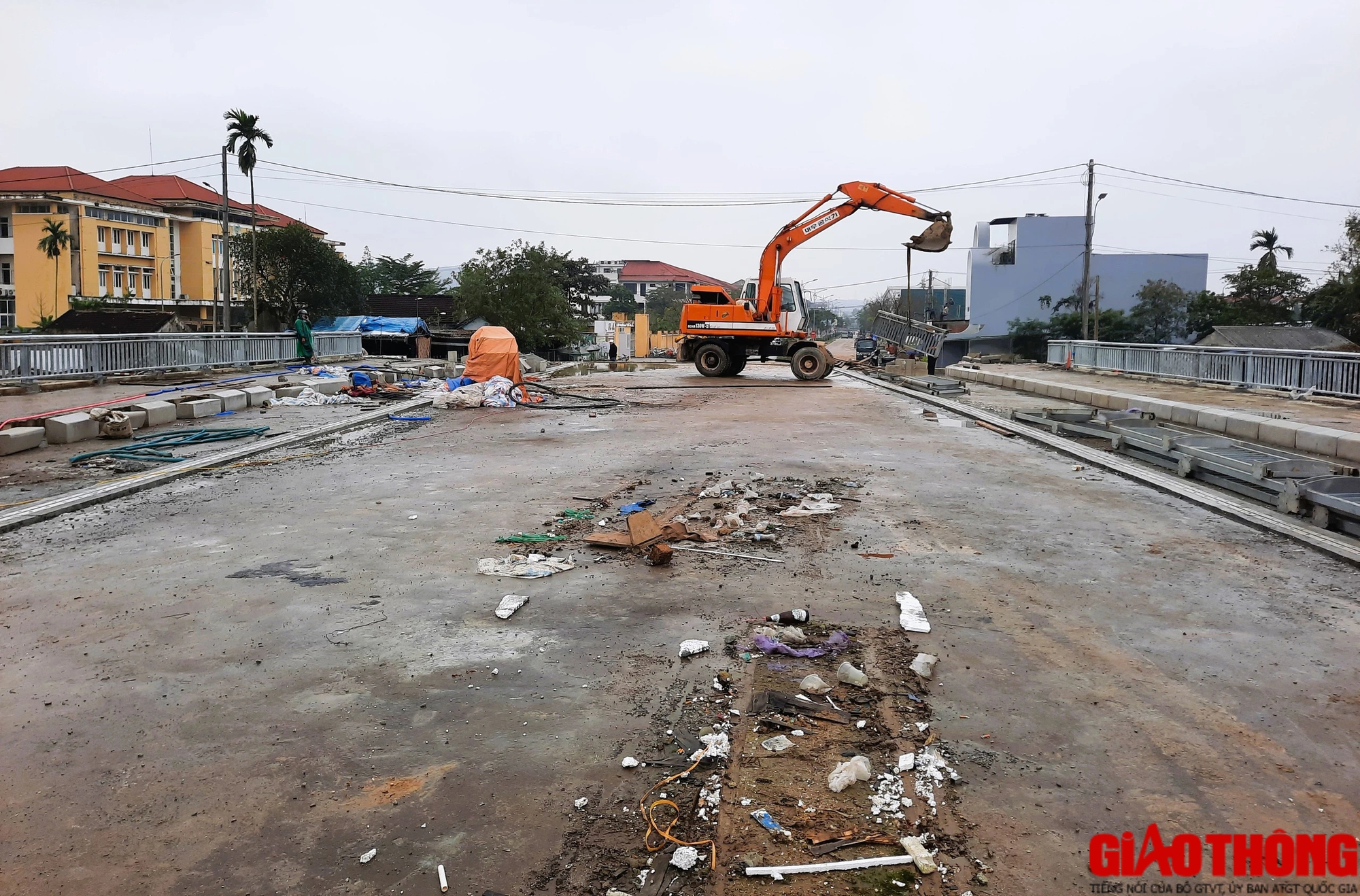 Cầu hơn 100 tỷ dở dang ở Huế th&ocirc;ng mặt bằng, hẹn ng&agrave;y c&aacute;n đ&iacute;ch- Ảnh 4.