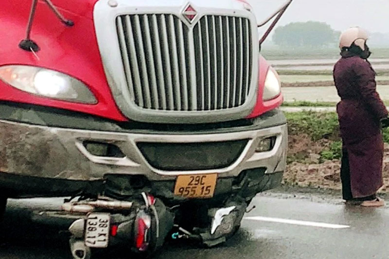 Hiện trường vụ TNGT khiến người đ&agrave;n &ocirc;ng đi xe m&aacute;y tử vong.