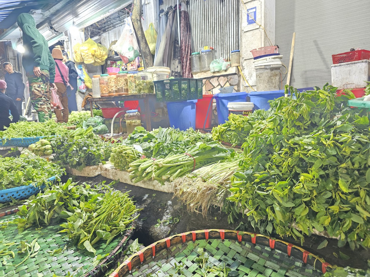 Rau xanh, hải sản đua nhau tăng giá, người mua ngậm ngùi Rau xanh, hải sản đua nhau tăng giá, người mua ngậm ngùi