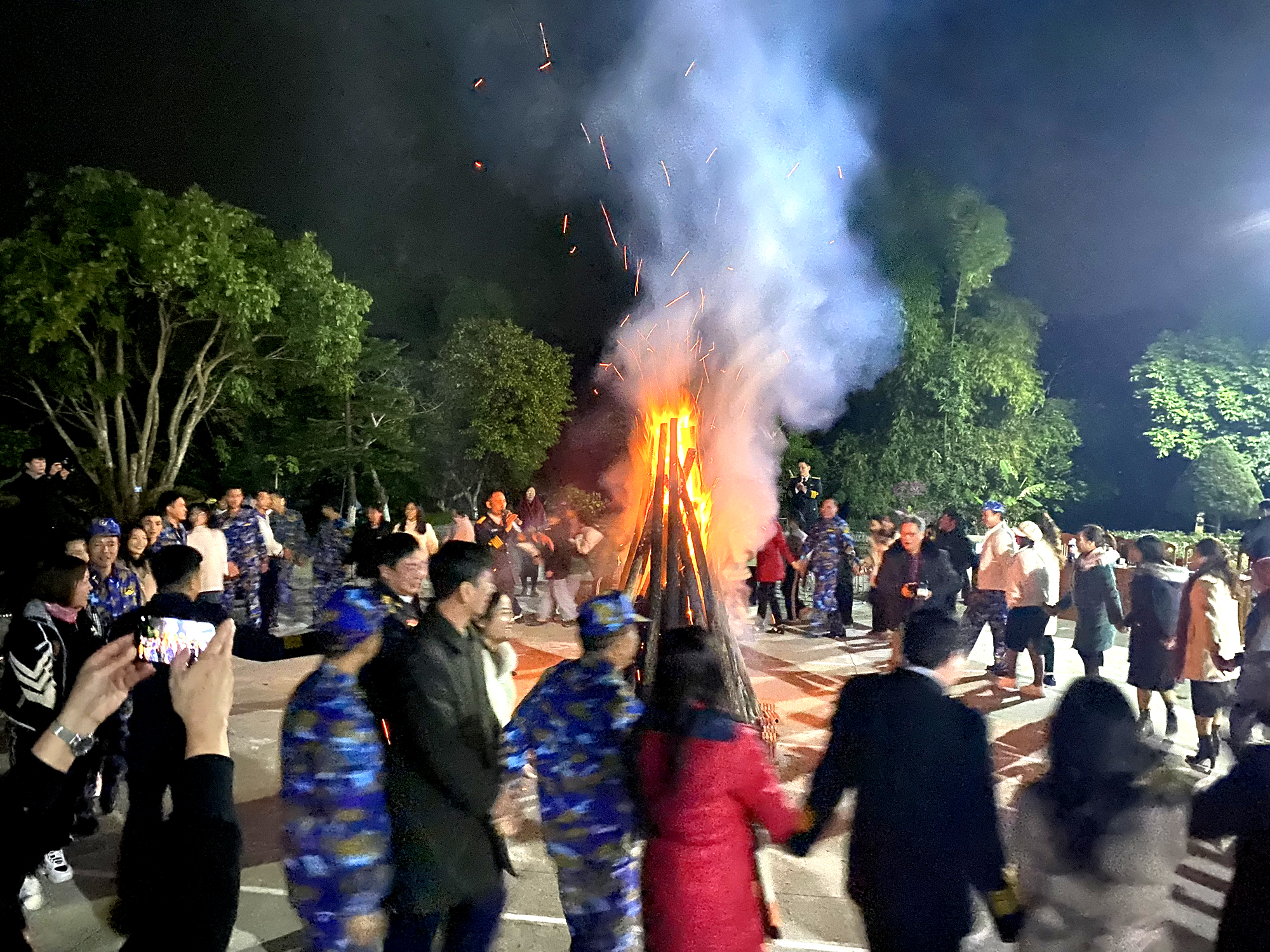 Vượt s&oacute;ng &ldquo;chở Tết&rdquo; đến đảo xa- Ảnh 3.