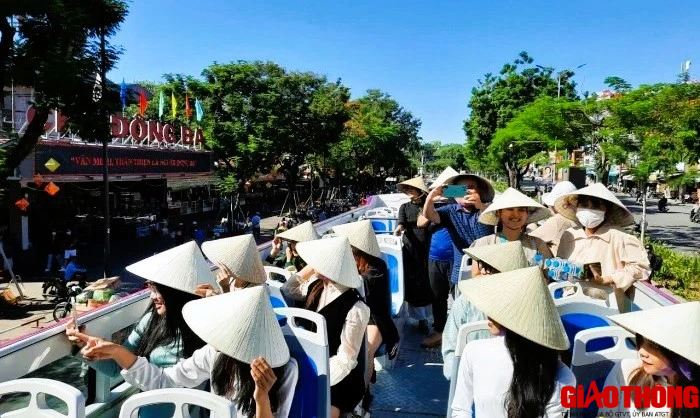 Ph&ecirc; duyệt đề &aacute;n dịch vụ vận chuyển kh&aacute;ch du lịch bằng &ocirc; t&ocirc; bu&yacute;t tho&aacute;ng n&oacute;c ở Huế- Ảnh 1.