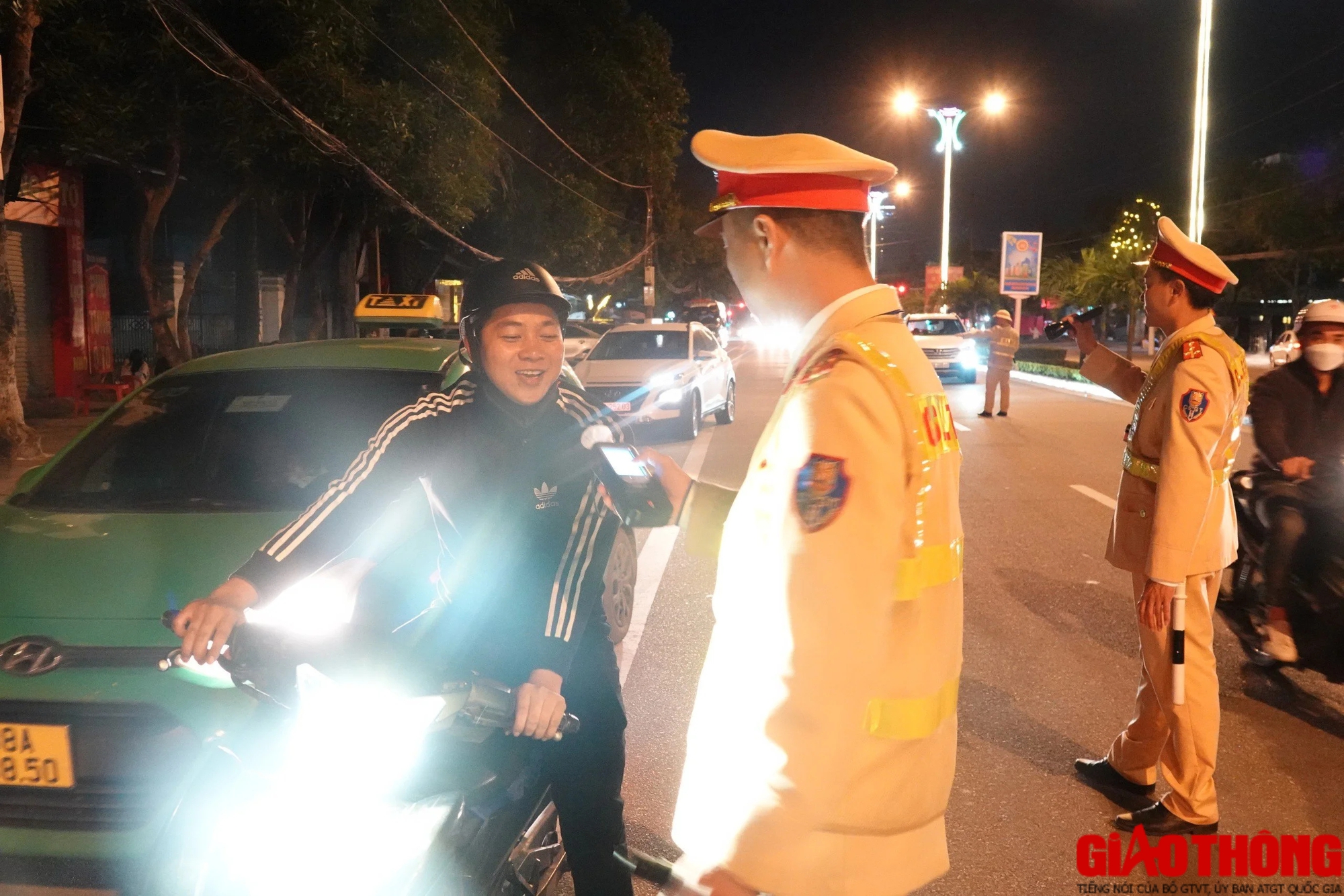 Hà Tĩnh: CSGT kiểm soát ngày đêm, người vi phạm nồng độ cồn giảm dần- Ảnh 4. Hà Tĩnh: CSGT kiểm soát ngày đêm, người vi phạm nồng độ cồn giảm dần- Ảnh 4.