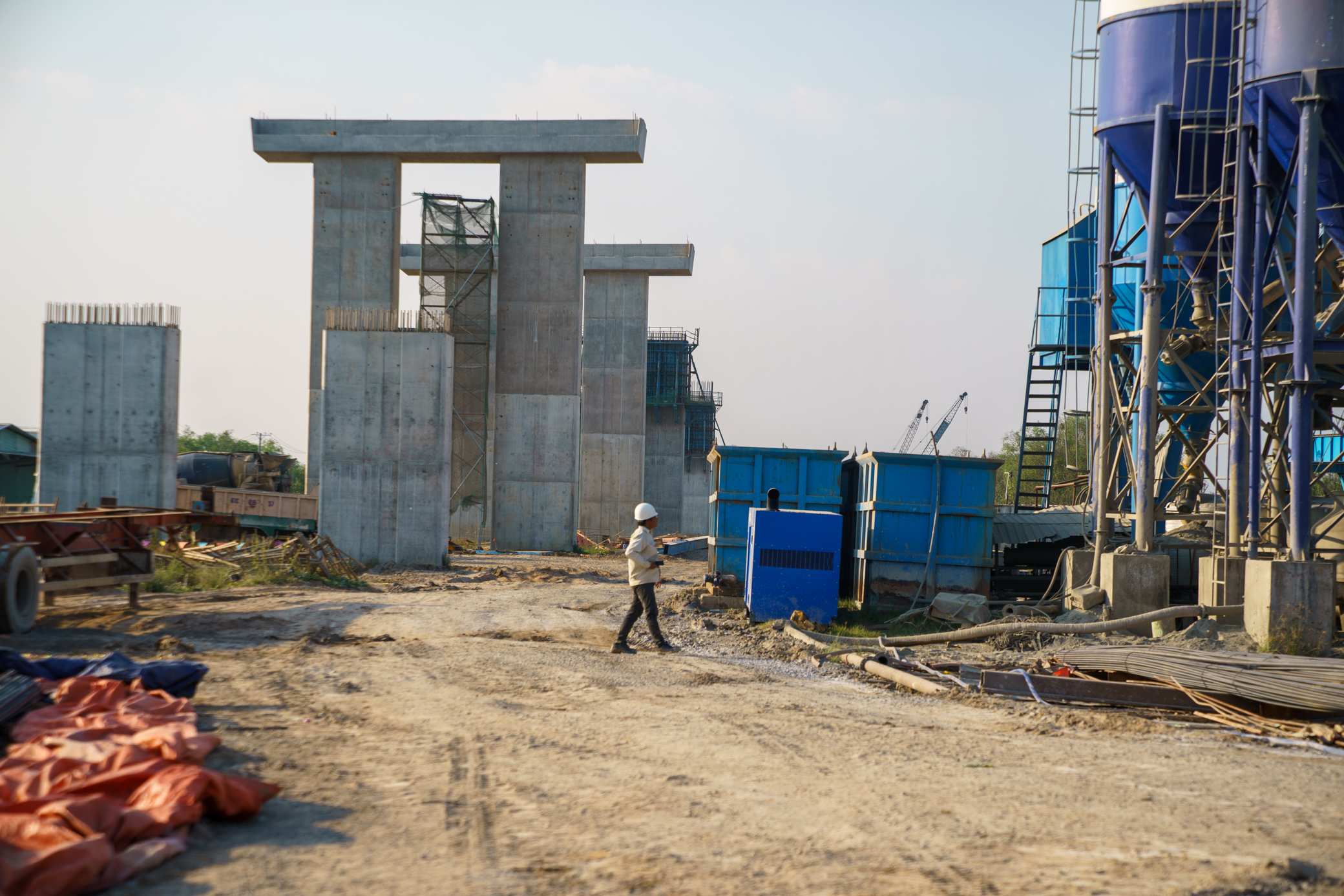 Cảnh đối lập tr&ecirc;n c&ocirc;ng trường cầu Nhơn Trạch nối TP.HCM - Đồng Nai- Ảnh 5.