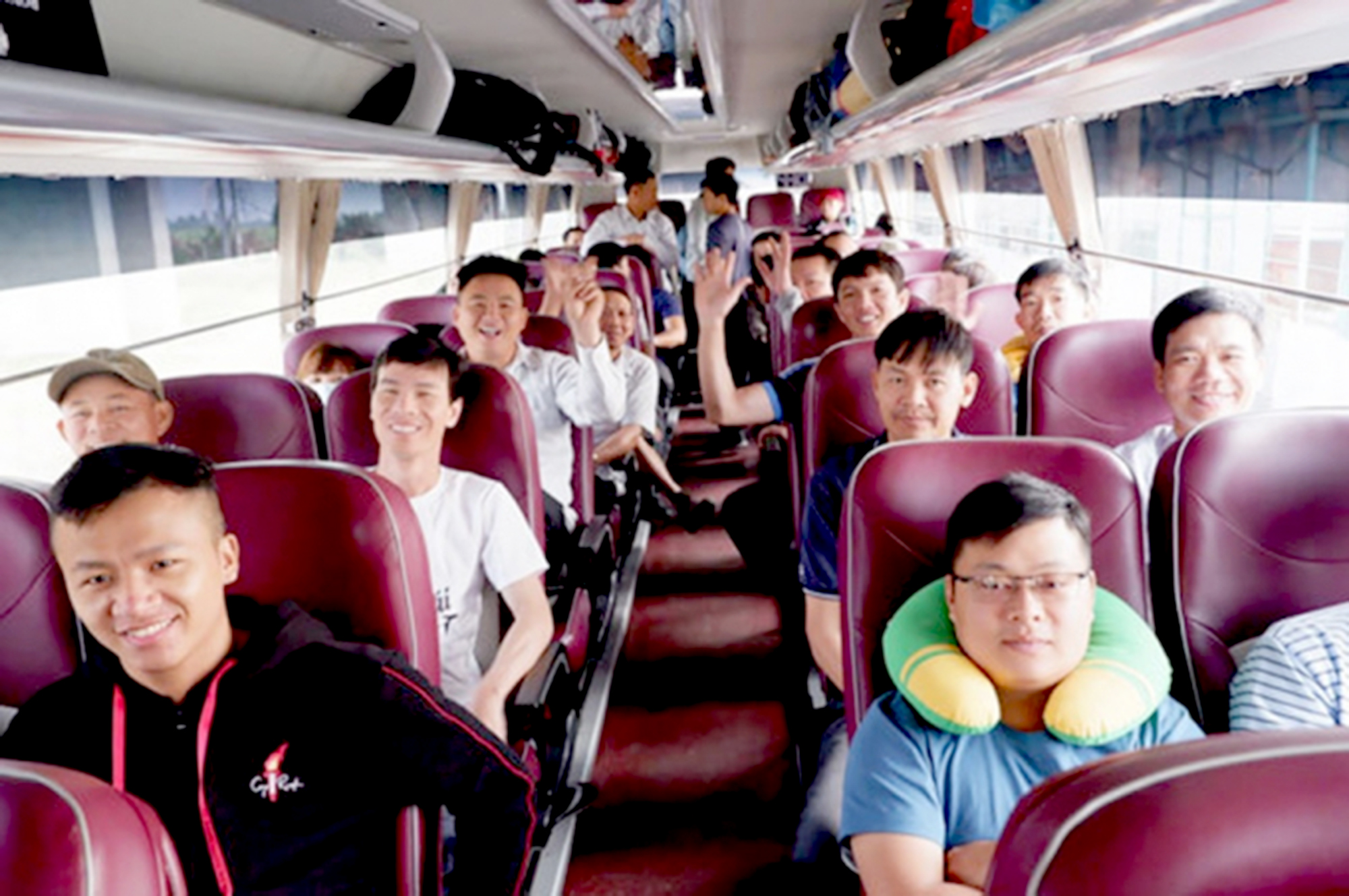 C&ocirc;ng nh&acirc;n giao th&ocirc;ng về qu&ecirc; bằng m&aacute;y bay, xe chất lượng cao- Ảnh 1.