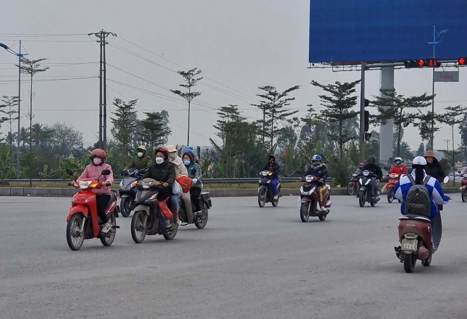 B&aacute;o động t&igrave;nh trạng người d&acirc;n vượt đ&egrave;n đỏ tr&ecirc;n quốc lộ- Ảnh 1.