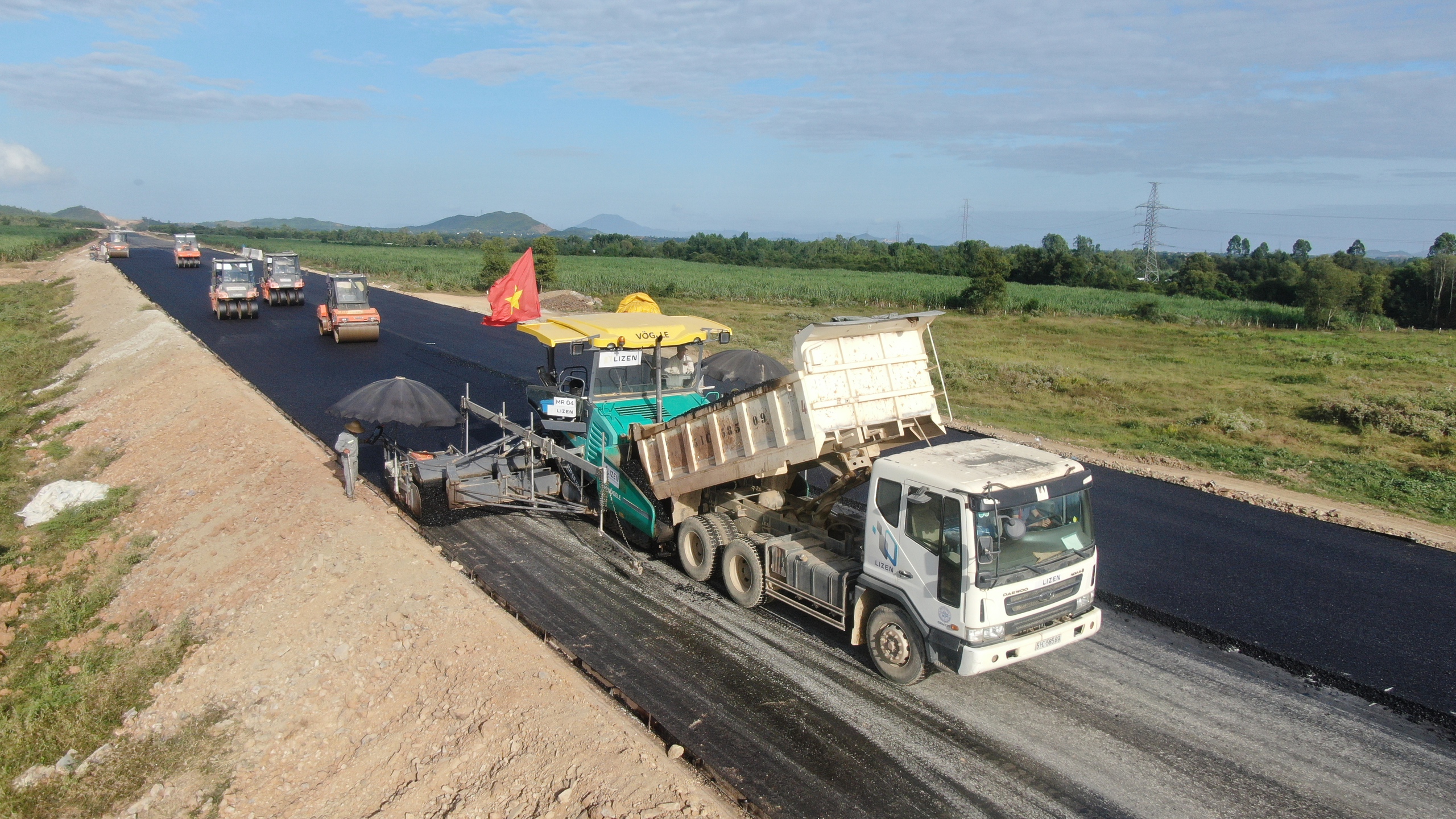 Tranh thủ thời tiết thuận lợi đẩy tiến độ cao tốc V&acirc;n Phong - Nha Trang- Ảnh 5.
