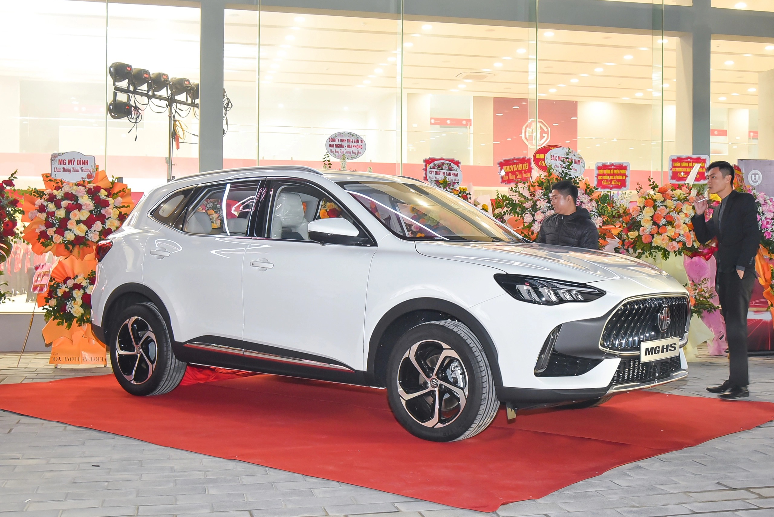 Những mẫu ô tô giảm giá mạnh nhất tháng 10 - Ảnh 3.
