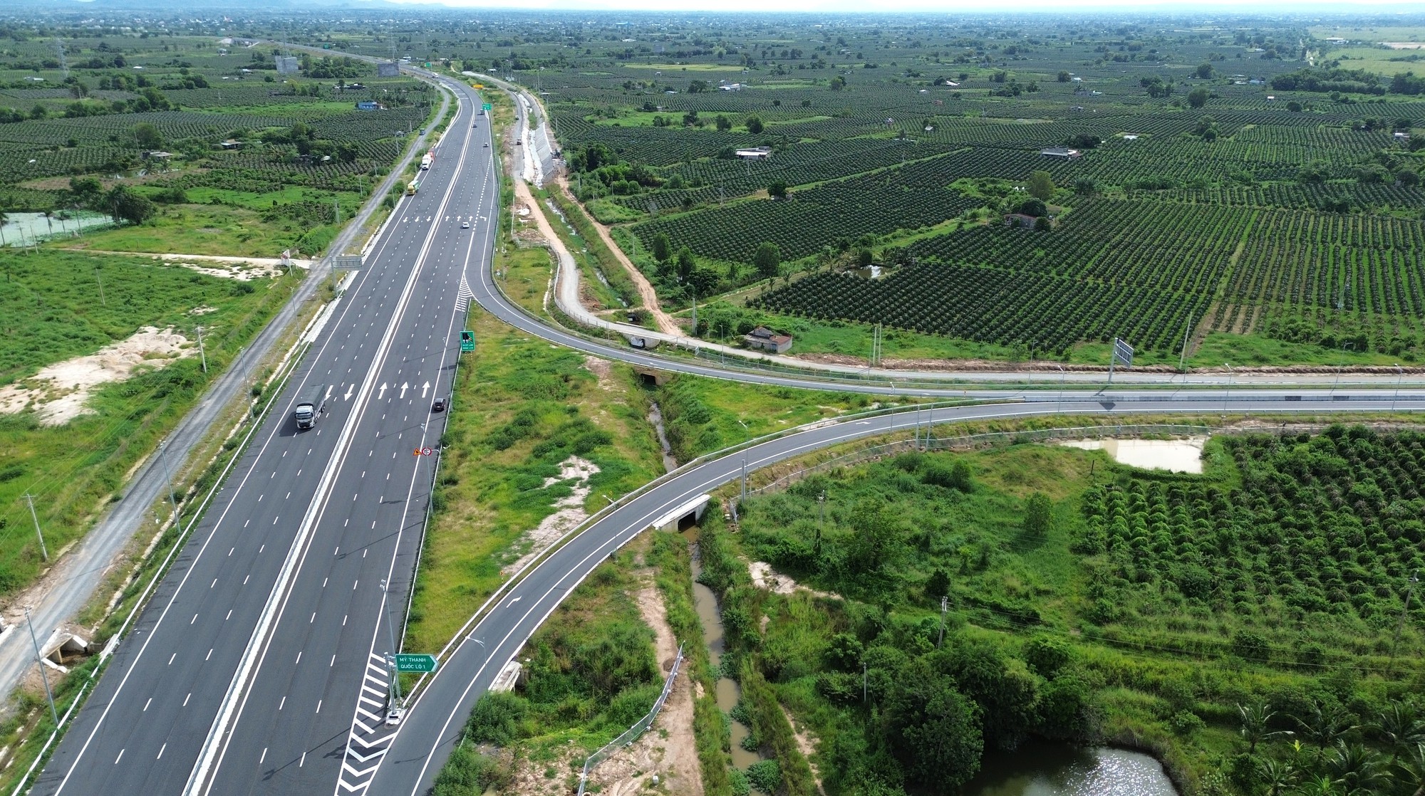 B&aacute;o động nạn th&aacute;o h&agrave;ng r&agrave;o, trộm d&acirc;y điện chiếu s&aacute;ng tr&ecirc;n c&aacute;c tuyến cao tốc- Ảnh 3.