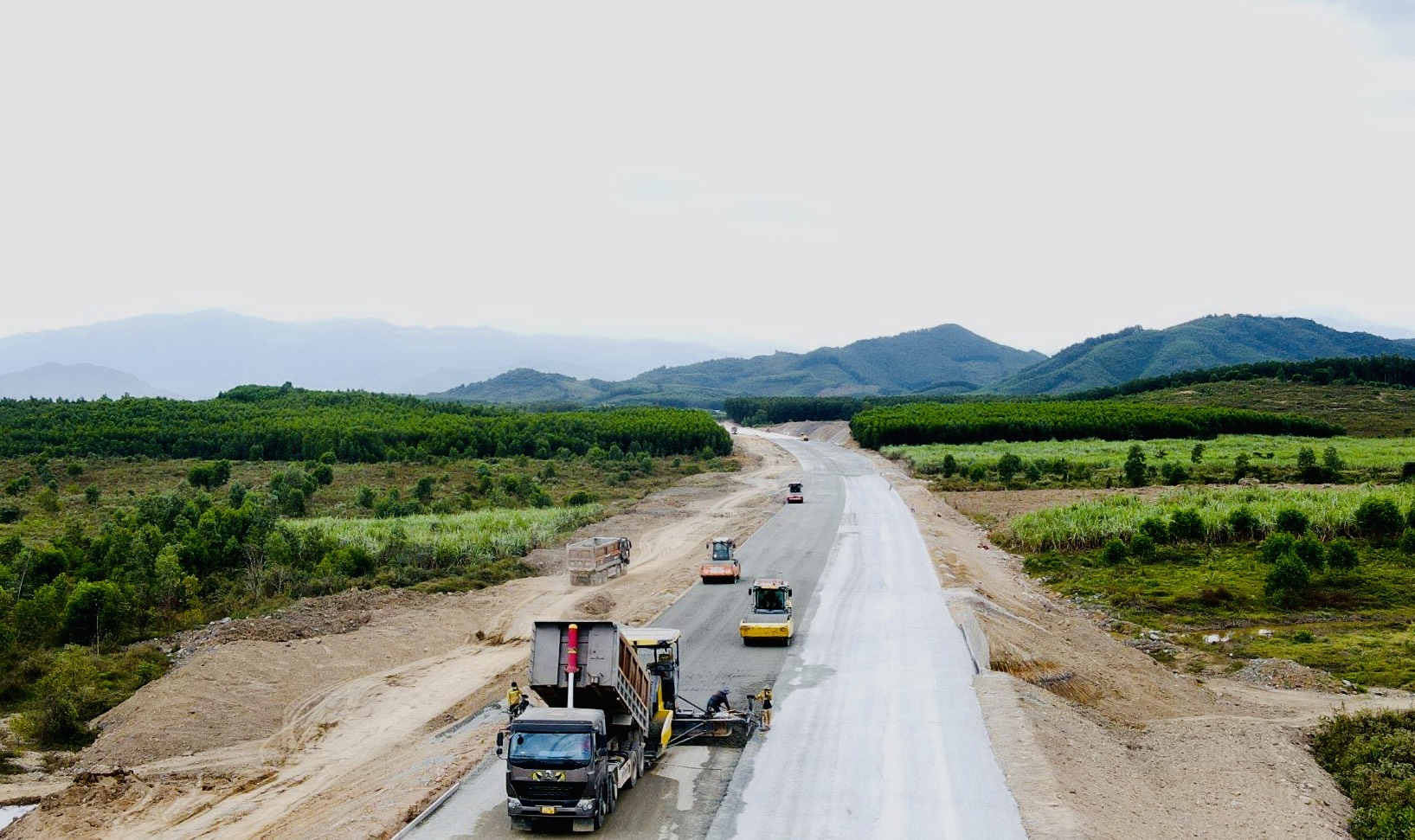 Tranh thủ thời tiết thuận lợi đẩy tiến độ cao tốc V&acirc;n Phong - Nha Trang- Ảnh 2.