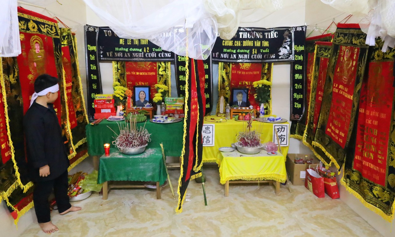 Vừa chịu tang cha, lại mất mẹ vì TNGT: Hai chị em nhỏ
bơ vơ, tương lai mù mịt- Ảnh 1. Vừa chịu tang cha, lại mất mẹ vì TNGT: Hai chị em nhỏ
bơ vơ, tương lai mù mịt- Ảnh 1.