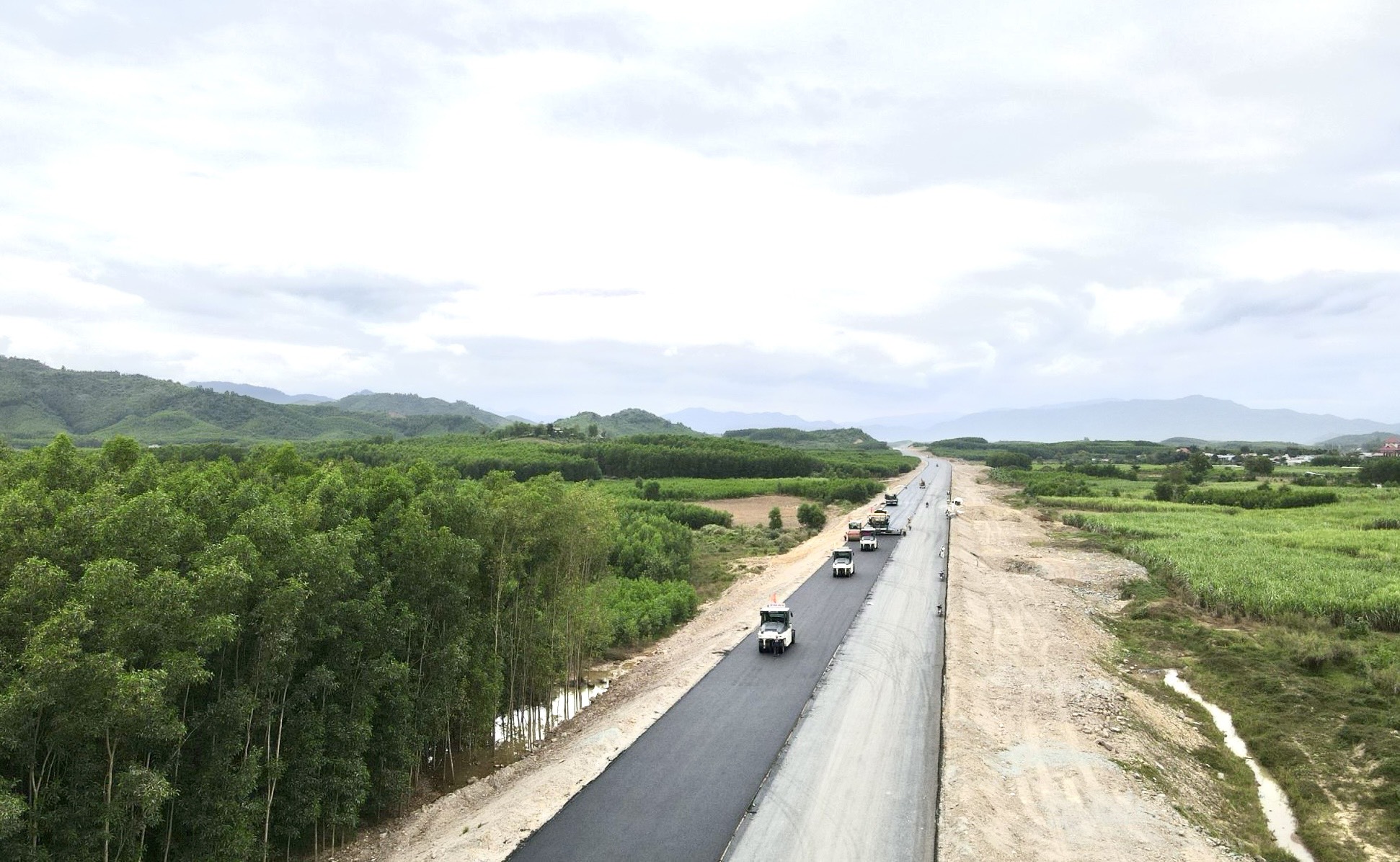 Tranh thủ thời tiết thuận lợi đẩy tiến độ cao tốc V&acirc;n Phong - Nha Trang- Ảnh 1.