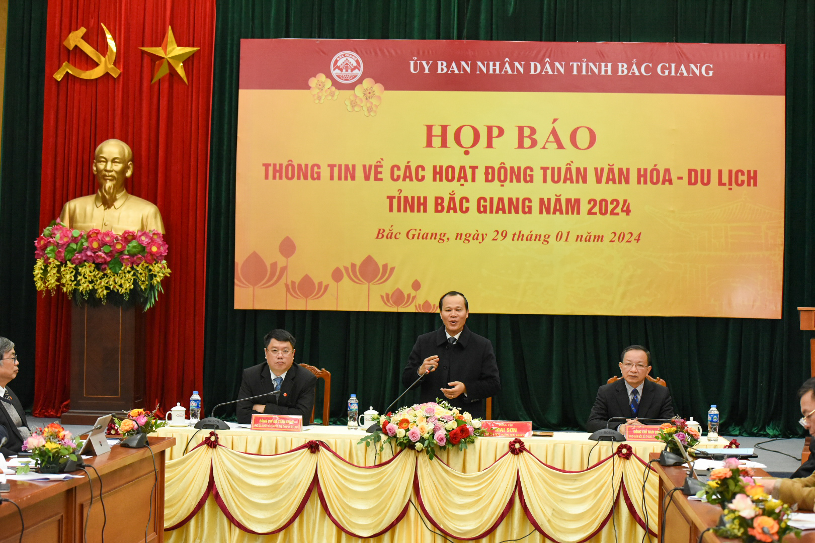 Rước b&agrave;i vị Tam tổ Tr&uacute;c L&acirc;m từ ch&ugrave;a Vĩnh Nghi&ecirc;m l&ecirc;n T&acirc;y Y&ecirc;n Tử- Ảnh 1.