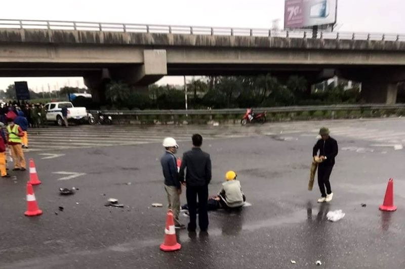 Người phụ nữ tử vong tại chỗ sau khi bị xe tải c&aacute;n qua người.