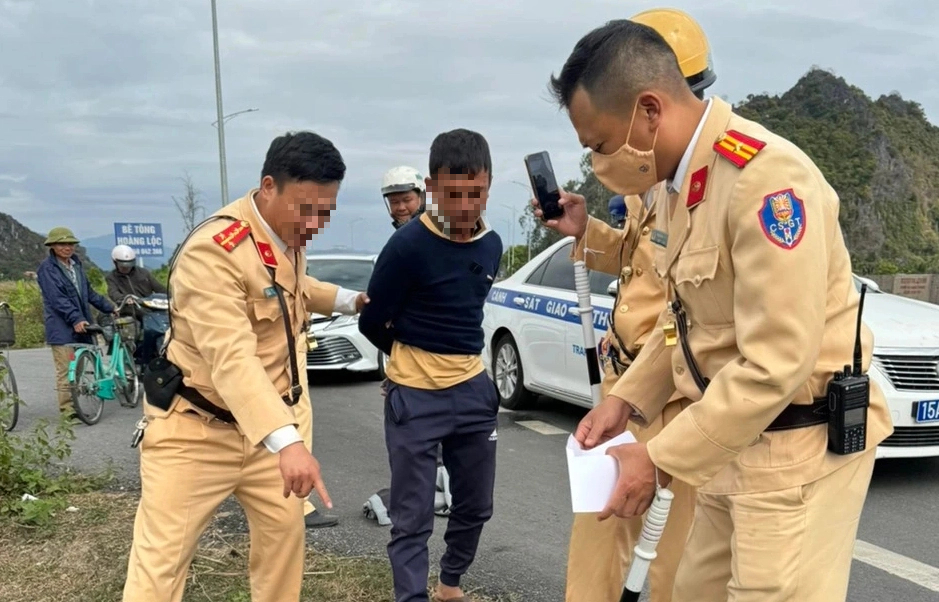 Kiểm tra nồng độ cồn, ph&aacute;t hiện t&agrave;i xế mang ma t&uacute;y- Ảnh 1.