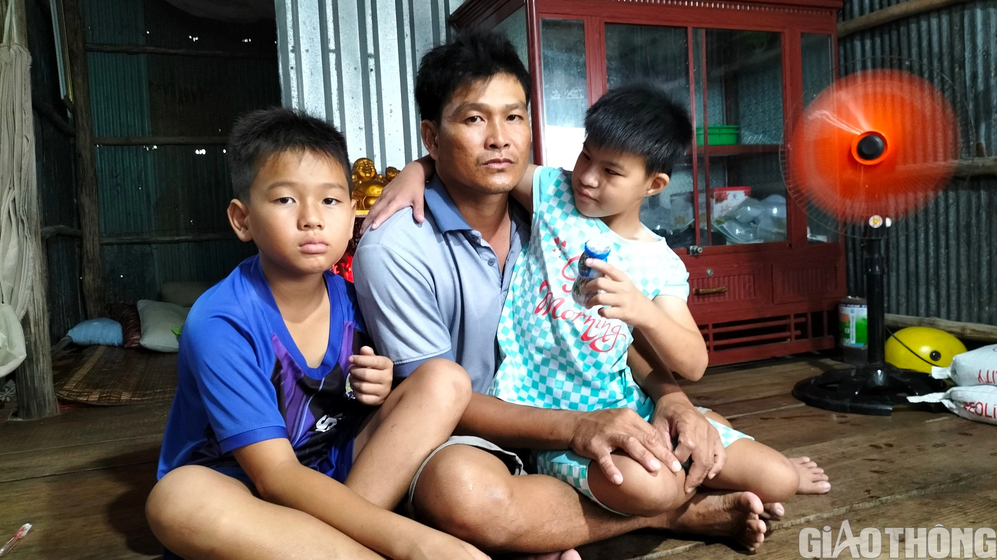 Trao tiền hỗ trợ người đ&agrave;n &ocirc;ng nu&ocirc;i 2 con nhỏ sau khi vợ bị tai nạn tử vong- Ảnh 2.