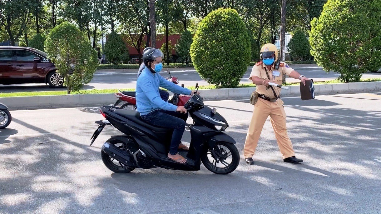 CSGT TP.HCM tăng cường xử phạt nghi&ecirc;m c&aacute;c trường hợp vi phạm giao th&ocirc;ng- Ảnh 1.