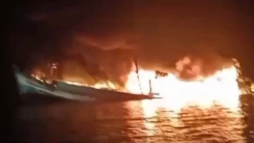 Chủ t&agrave;u c&aacute; bị n&eacute;m bom xăng ở C&agrave; Mau: Tự chặt d&acirc;y cho t&agrave;u ch&igrave;m để kh&ocirc;ng lan sang t&agrave;u kh&aacute;c- Ảnh 2.