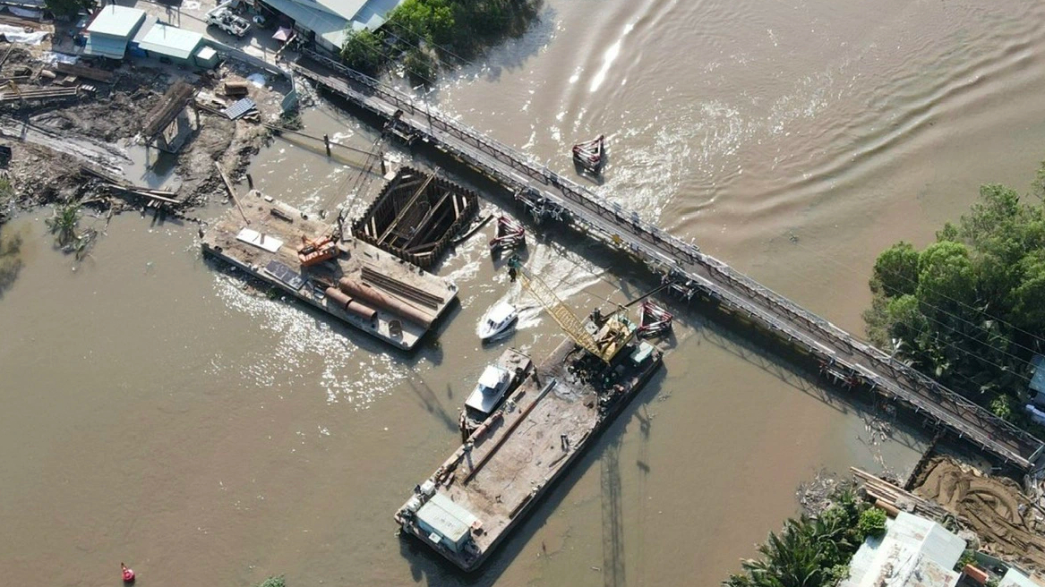 TP.HCM: Thi công cầu 108 tỷ, nhà thầu Nasaco dùng sà lan hết hạn đăng kiểm- Ảnh 1. TP.HCM: Thi công cầu 108 tỷ, nhà thầu Nasaco dùng sà lan hết hạn đăng kiểm- Ảnh 1.